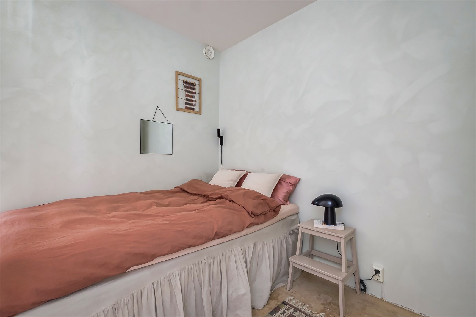 Leiligheten har en svært praktisk og adskilt sovealkove med god plass til dobbeltseng, nattbord og garderobeskap. Galleribilde