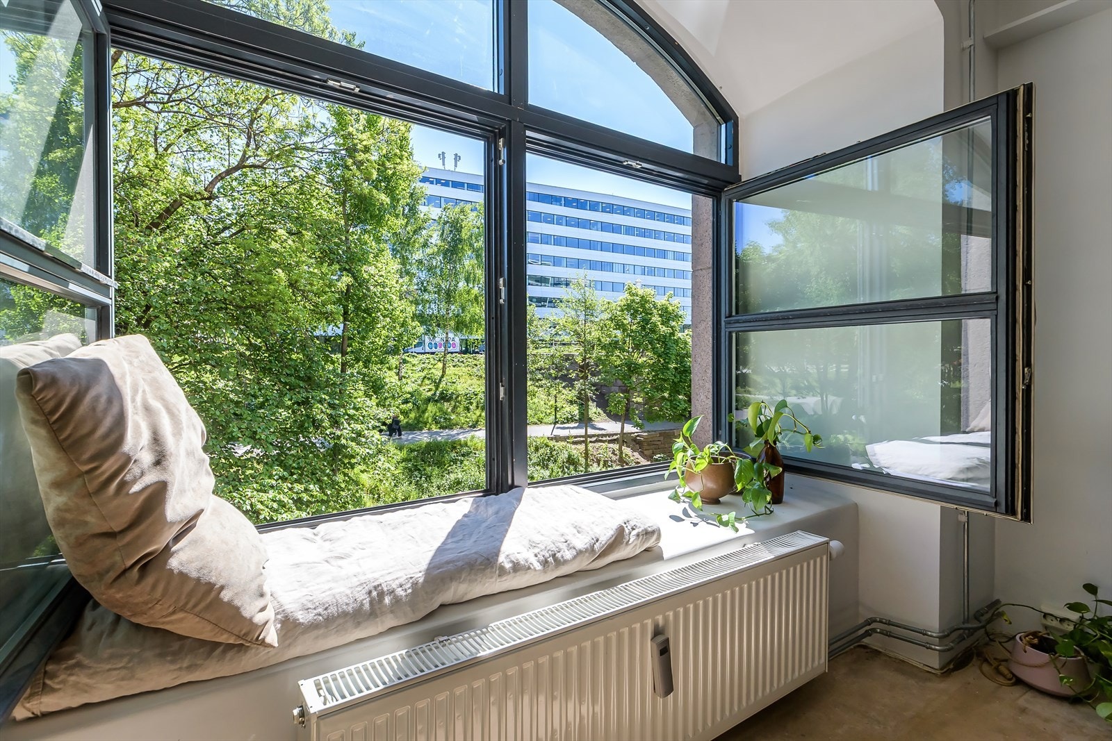 Benytt deg av den brede vinduskarmen til å nyte utsikten over Akerselva og morgensolen. Galleribilde