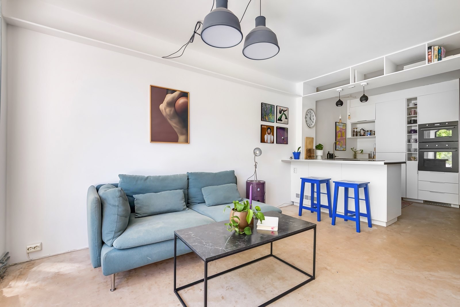 Romslig og lys stue med åpen kjøkkenløsning. Galleribilde