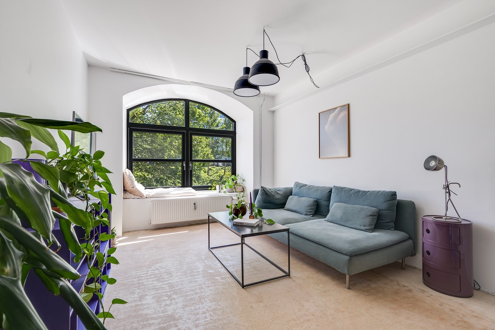 Vi har gleden av å presentere en stilfull industrileilighet i en karakteristisk fabrikkgård fra århundreskiftet! Galleribilde