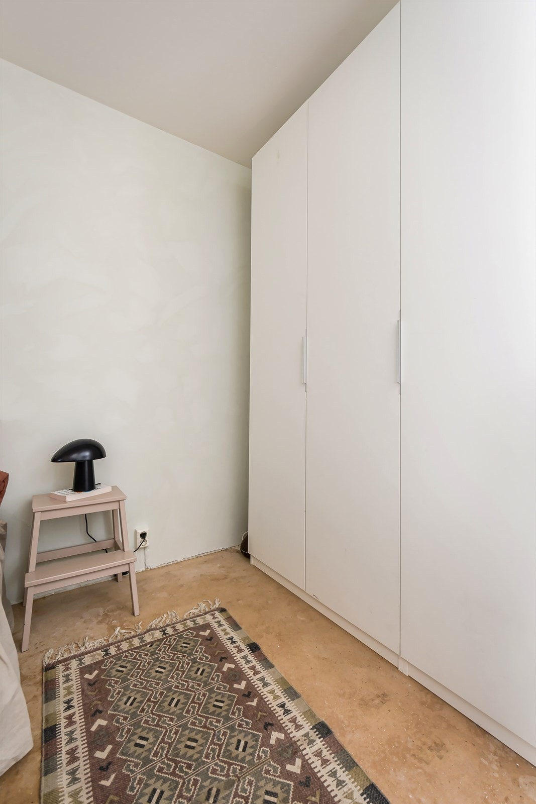 Stort garderobeskap i forbindelse med sovealkoven. Galleribilde