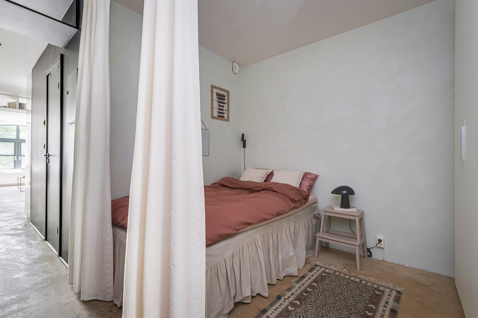 Nyt morgensolen som glitrer i elva - med lyden fra elva og byliv som bakteppe. Galleribilde