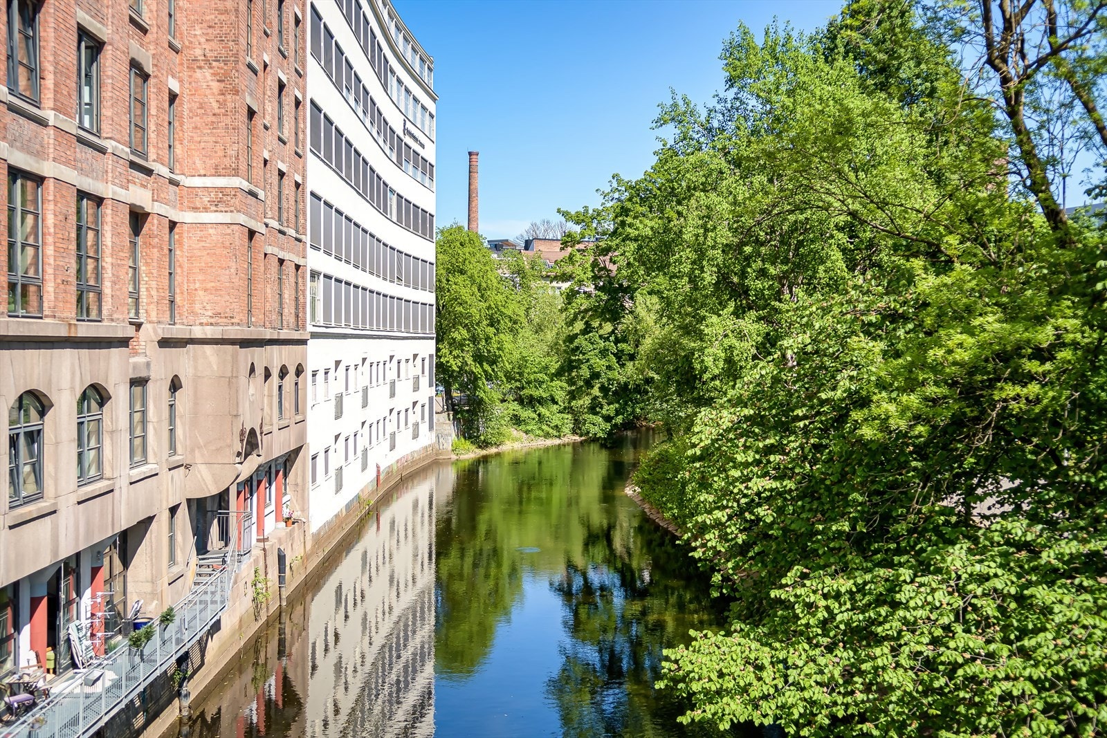 Leiligheten har en svært attraktiv og sentral beliggenhet på Grünerløkka, midt i Oslo, med alt du trenger innen kort gangavstand. Galleribilde