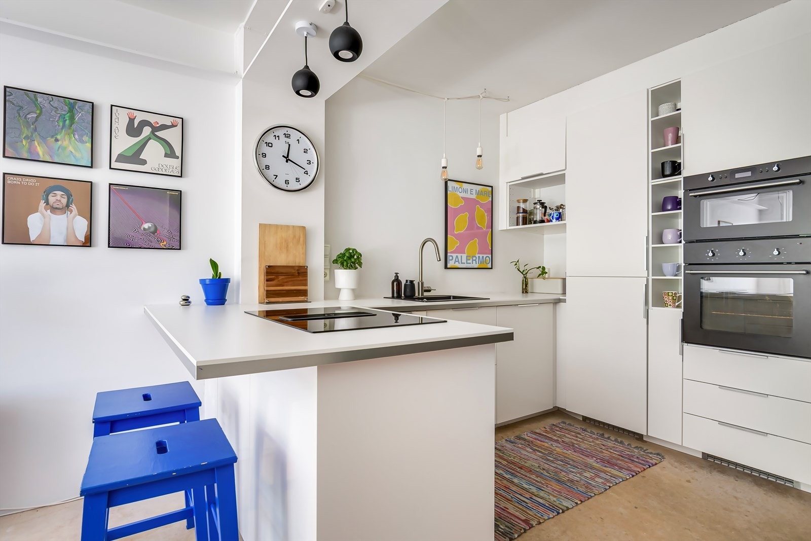 Integrert koketopp med ventilator, stekeovn, micro og oppvaskmaskin samt kjøleskap. Galleribilde