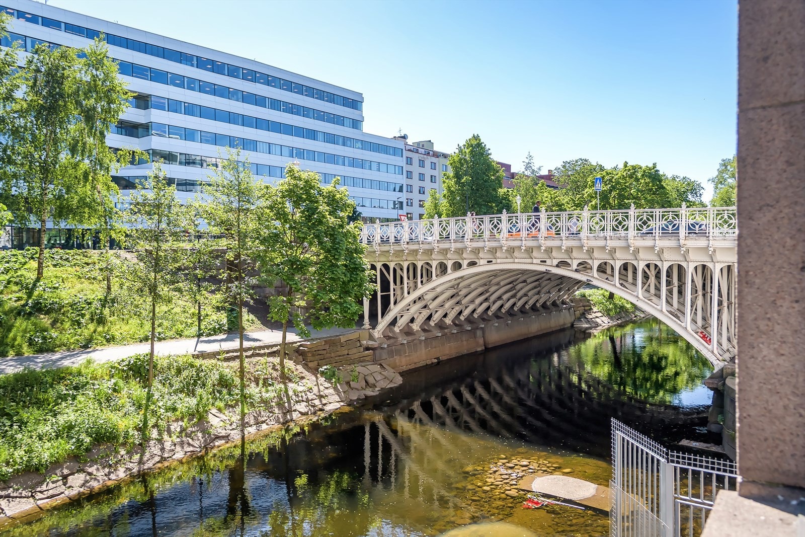 Den idylliske Akerselva er i umiddelbar nærhet, og byr på flotte turmuligheter, enten til Maridalen eller ned til Bjørvika. Galleribilde
