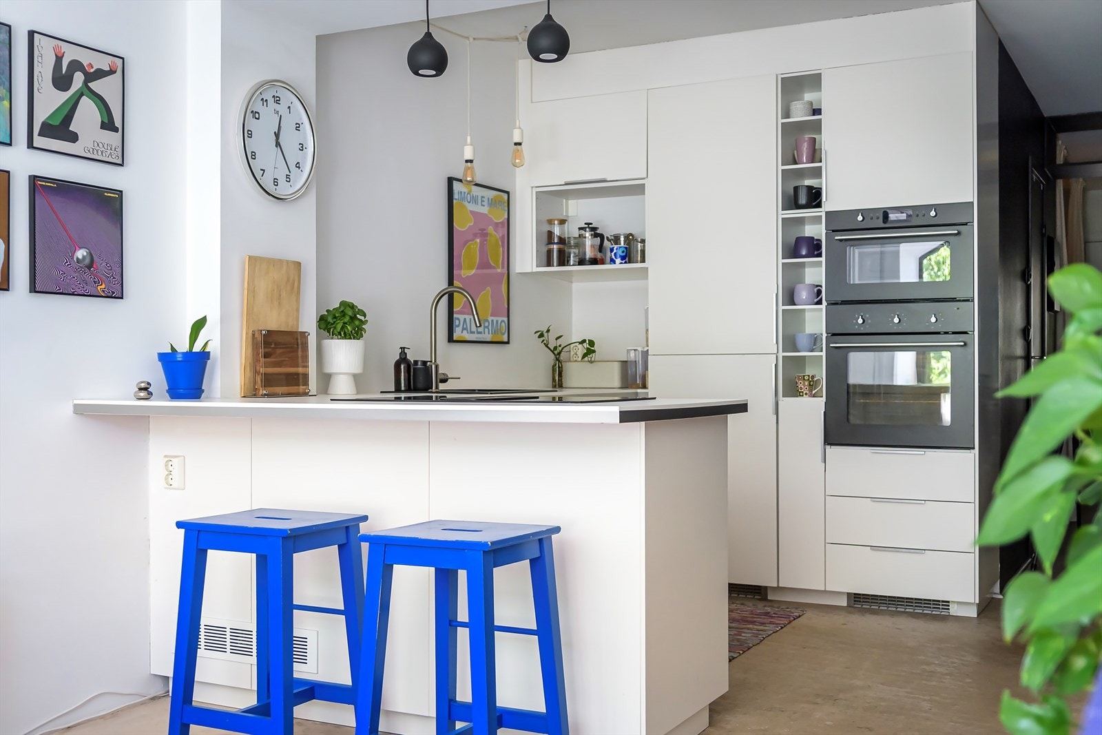 Moderne IKEA kjøkkeninnredning fra 2015 med hvite glatte fronter, benkeplate i laminat med nedfelt oppvaskkum og ett-greps armatur. Galleribilde