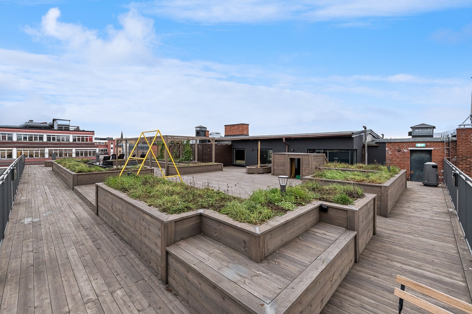 Det er tilgang til en stor takterrasse i 8.etasje med en unik 360 graders utsikt over Oslo og særdeles gode solforhold. Galleribilde