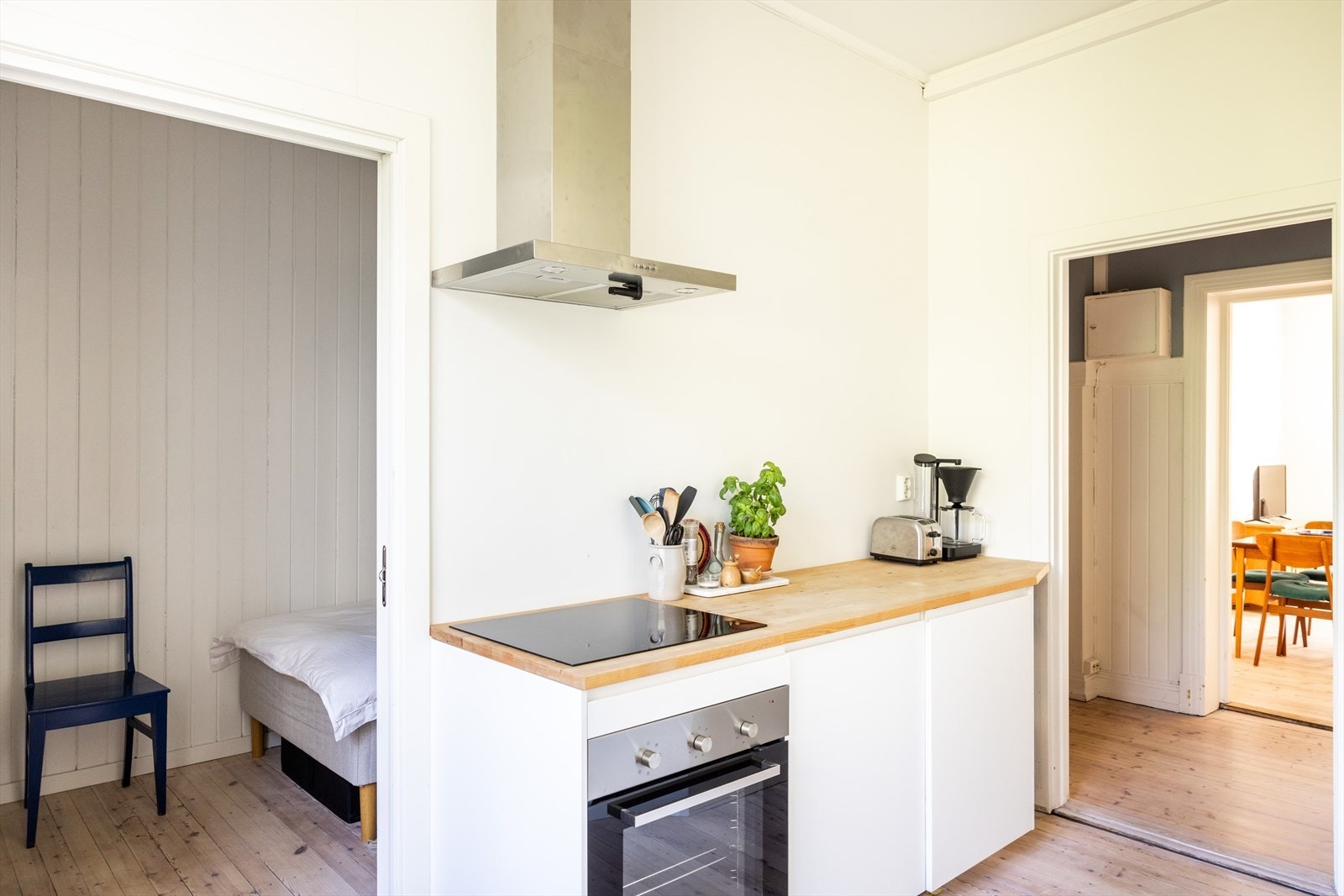 - Deler av kjøkkenet er fra IKEA og ble satt inn i 2017. Integrert kjøl/fryseskap, platetopp og stekeovn - Galleribilde