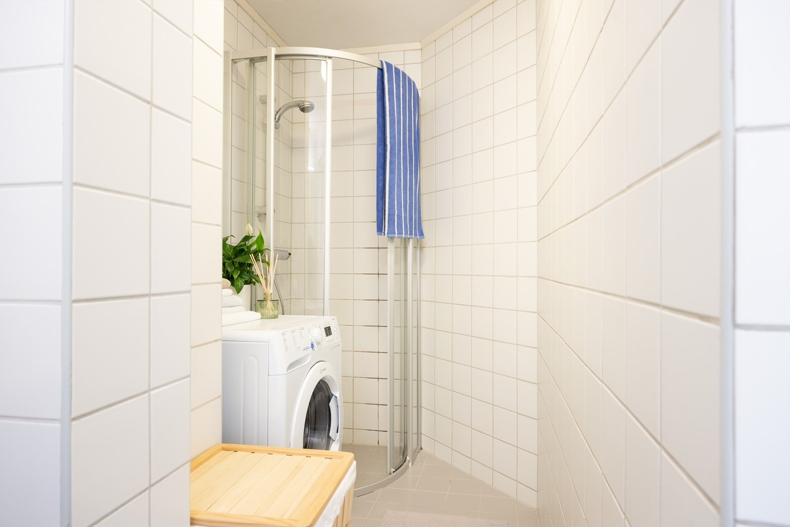 - Flislagt baderom fra ca. 2003 med varme i gulvet. Baderommet ble pusset opp i regi av borettslaget i forbindelse med utskifting av soilrør - Galleribilde