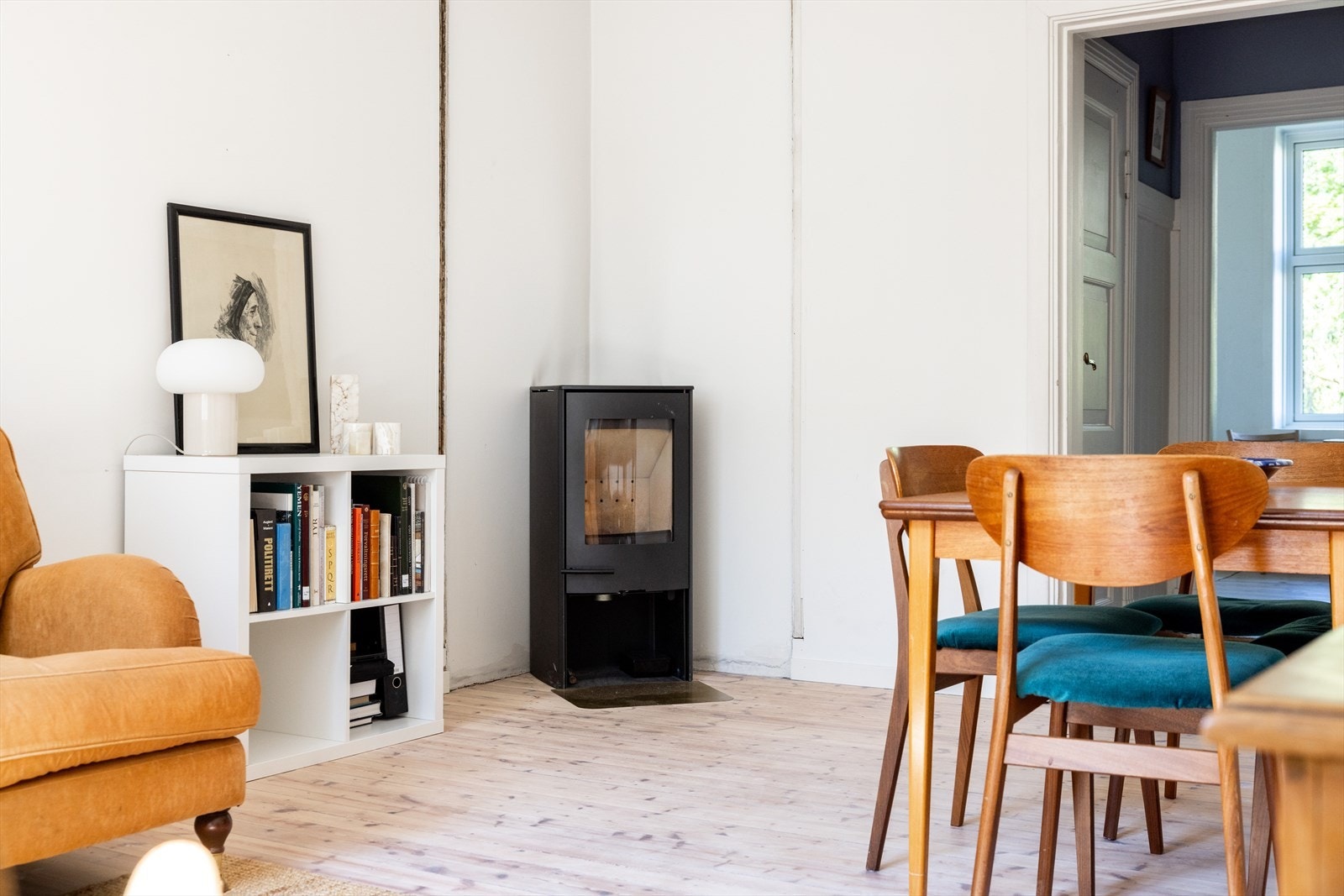 - Peisovn i stuen som varmer godt på kalde høst- og vinterdager - Galleribilde