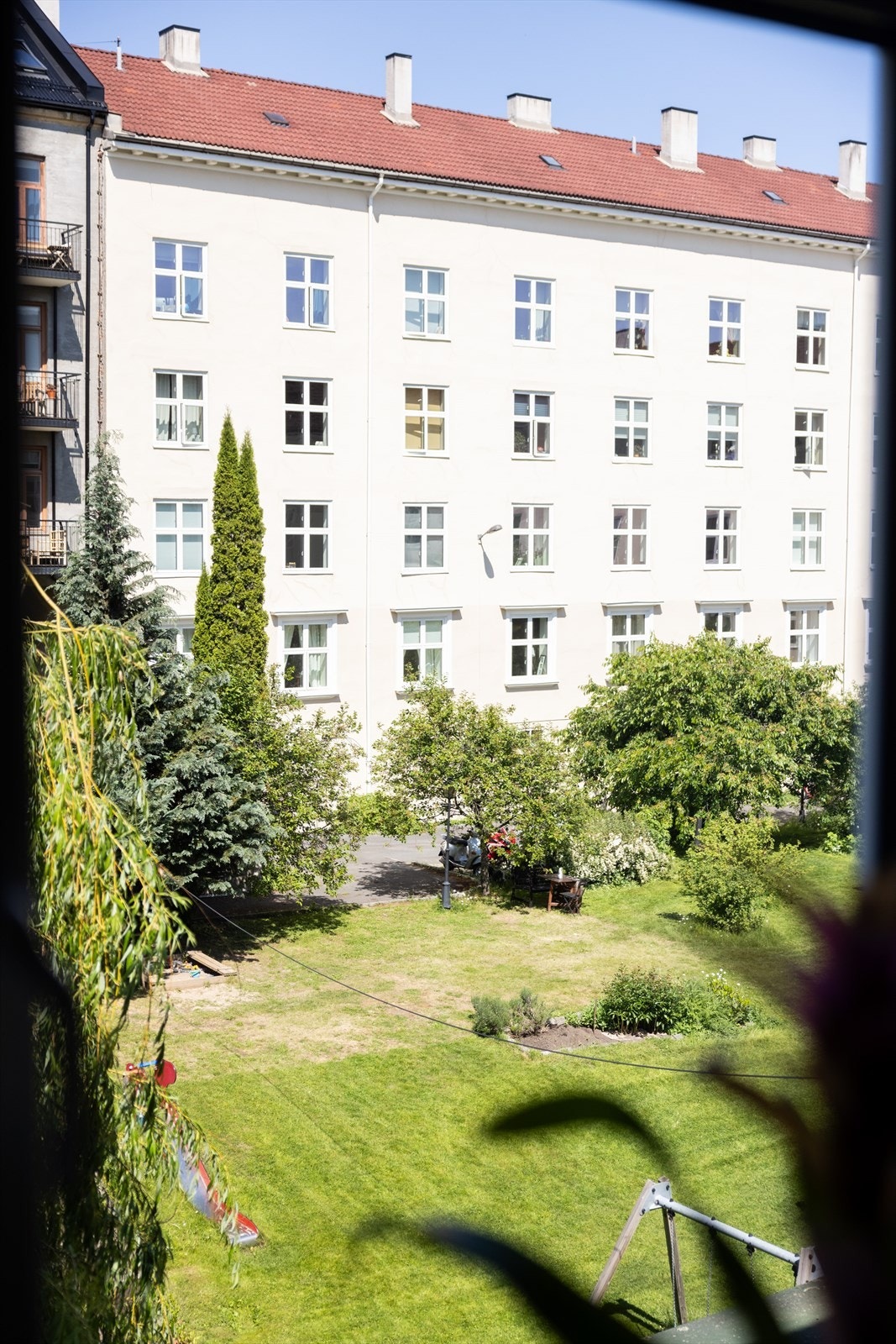 - Kjøkkenet vender mot rolig bakgård - Galleribilde