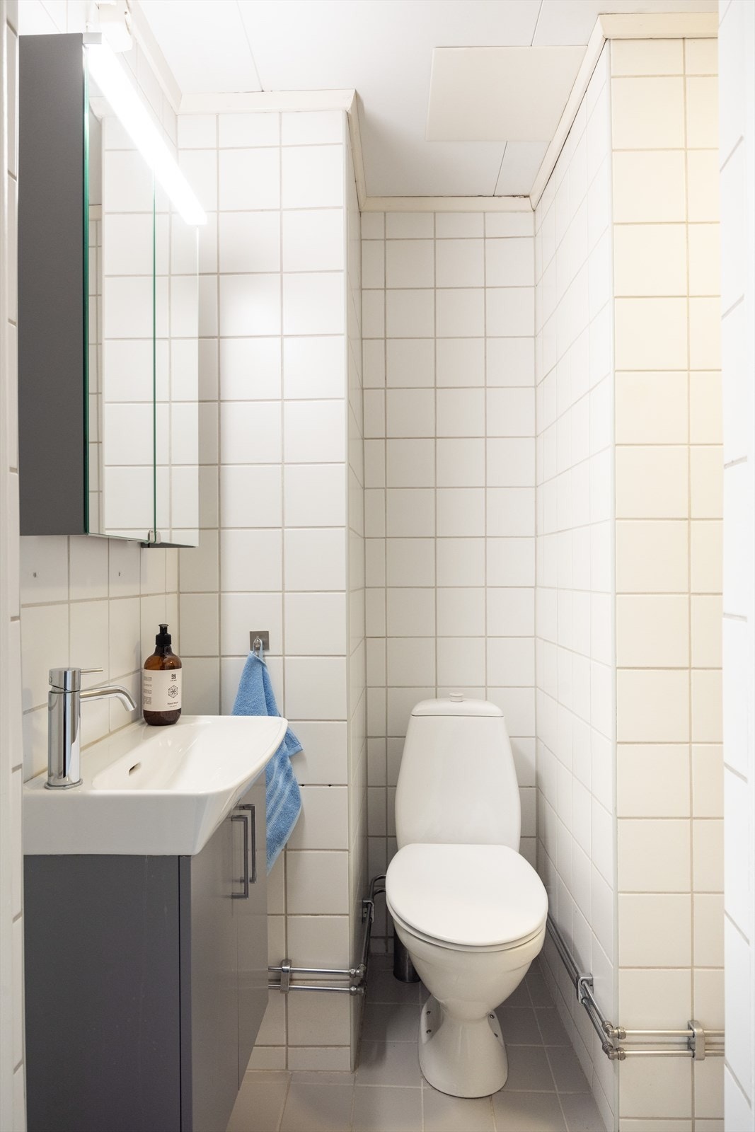 - Baderommet er innredet med toalett, servant nedfelt i innredning, speilskap og dusjhjørne med skyvedører - Galleribilde