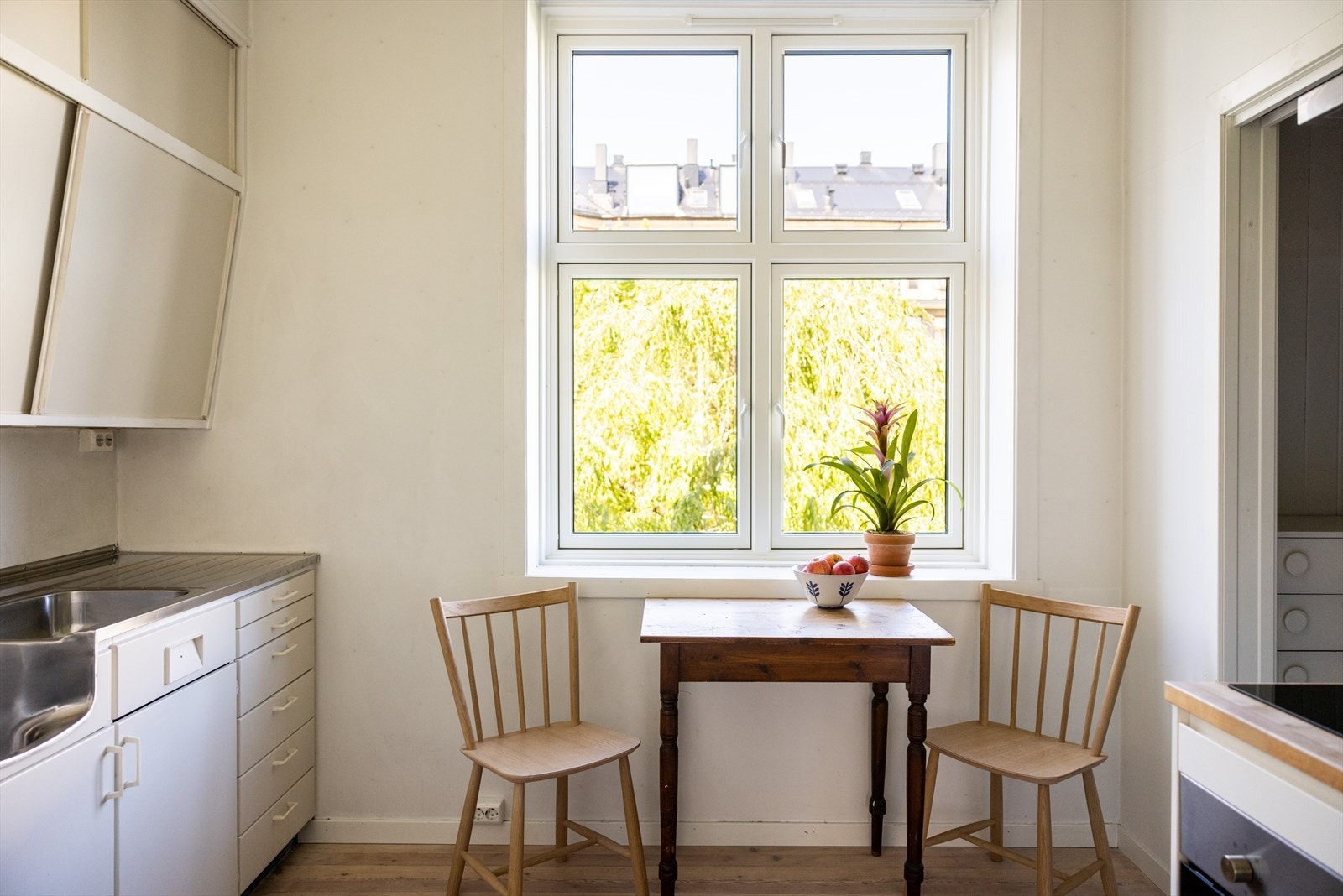 - Plass til spisebord på kjøkkenet - Galleribilde