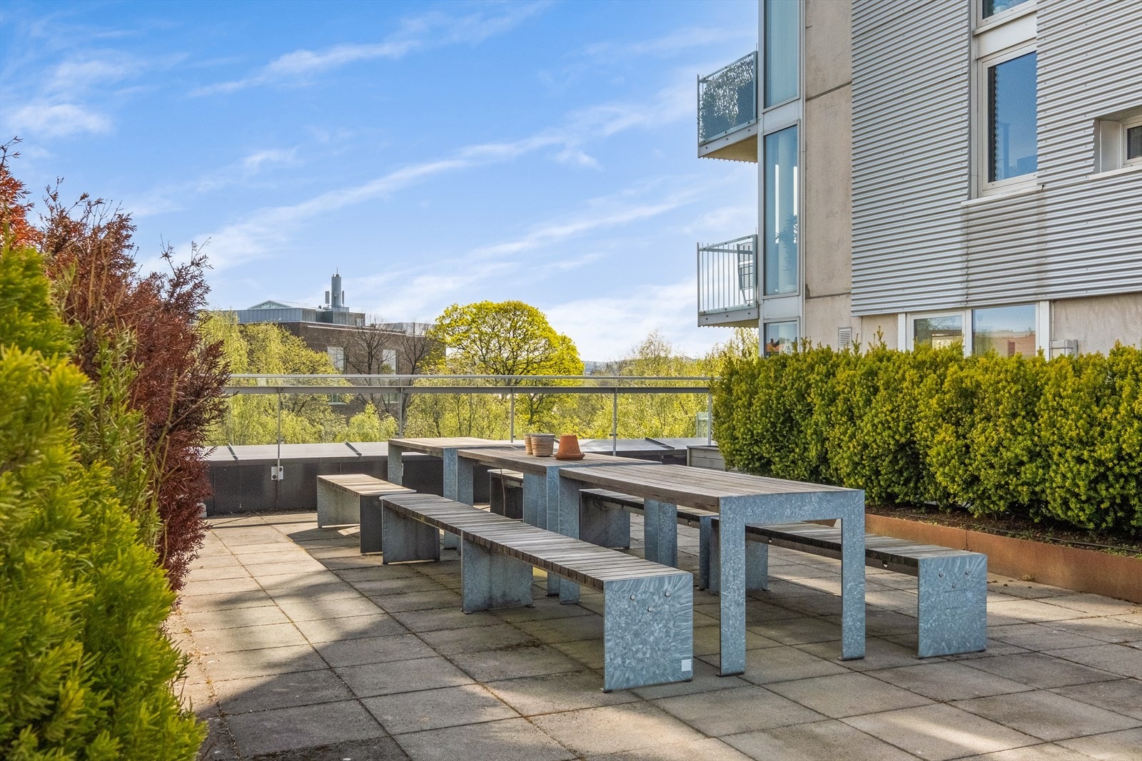 Waldemars Hage har flere, hyggelige takterrasser med sittebenker og gode solforhold. Galleribilde