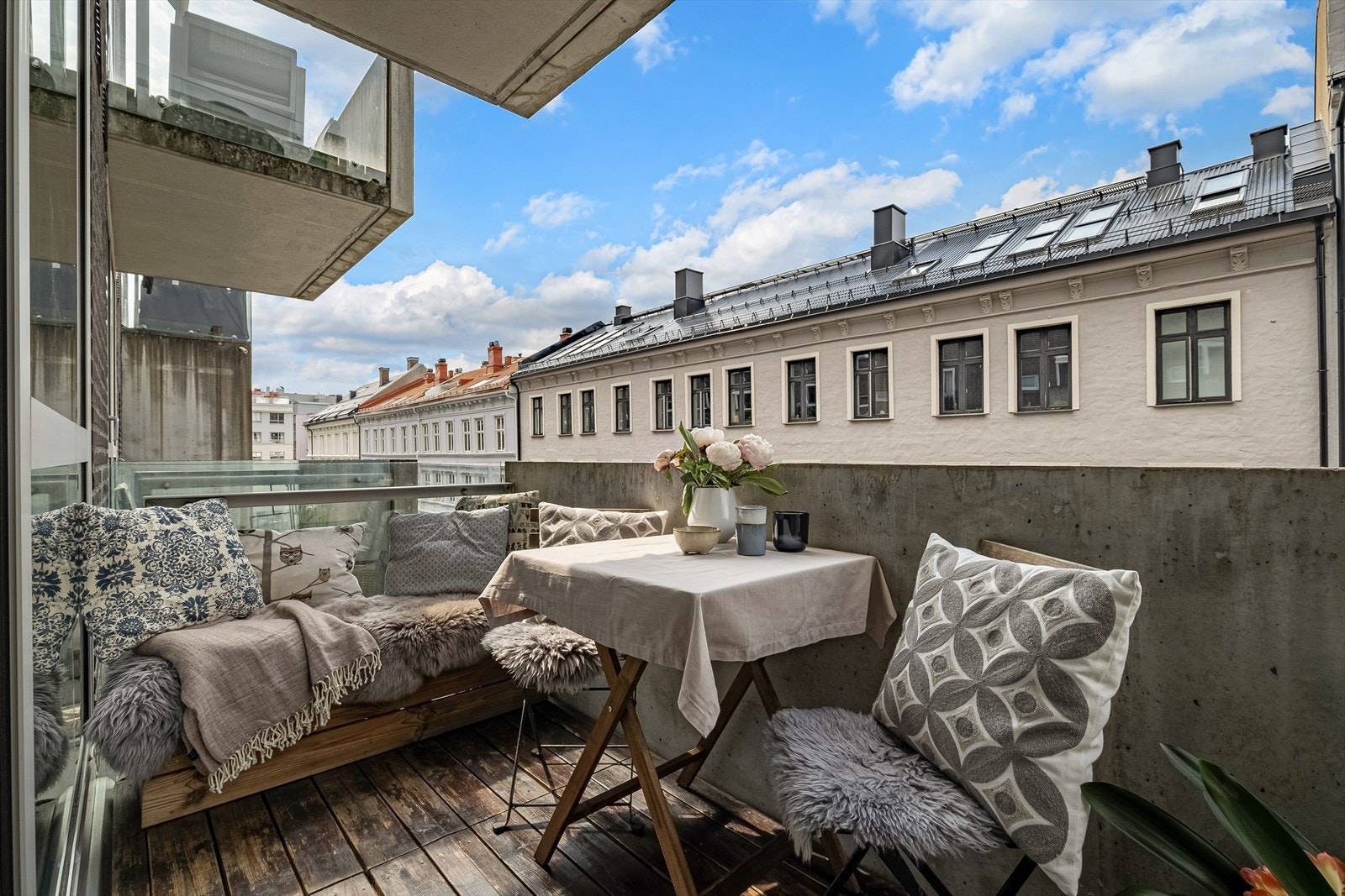 Nydelig balkong med gode solforhold. Her kan du nyte late sommerdager Galleribilde