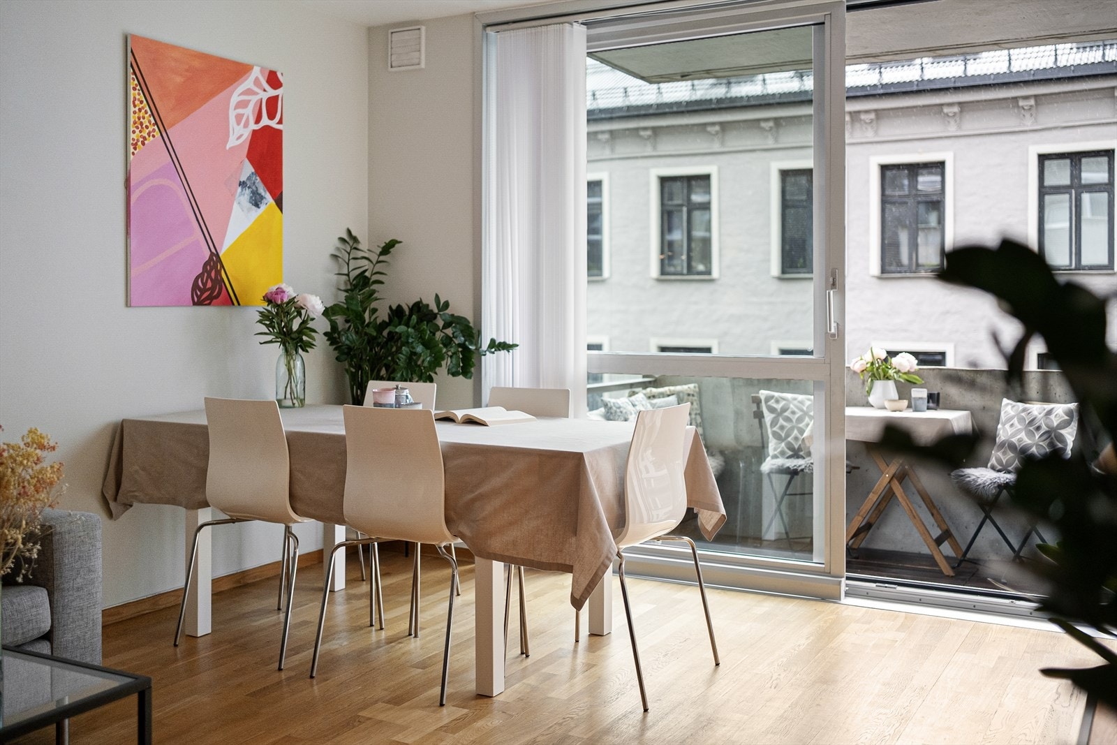 Leiligheten har store vindusflater som gir rikelig med naturlig lys Galleribilde