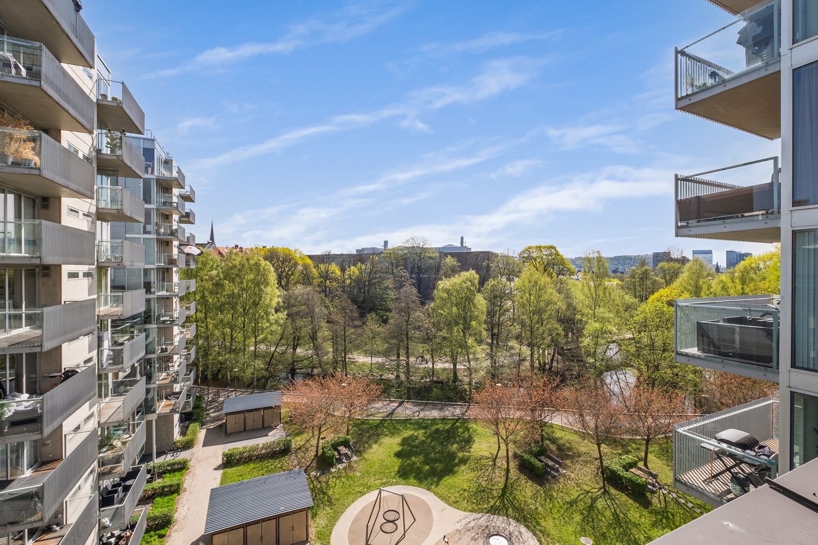 Hagen er stilfult inngjerdet hvor det kun er beboerene som har tilgang. Galleribilde