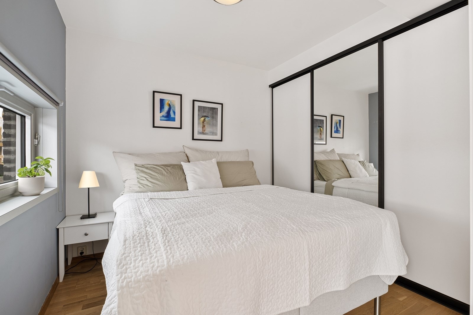 Hyggelig soverom med plass til dobbeltseng Galleribilde