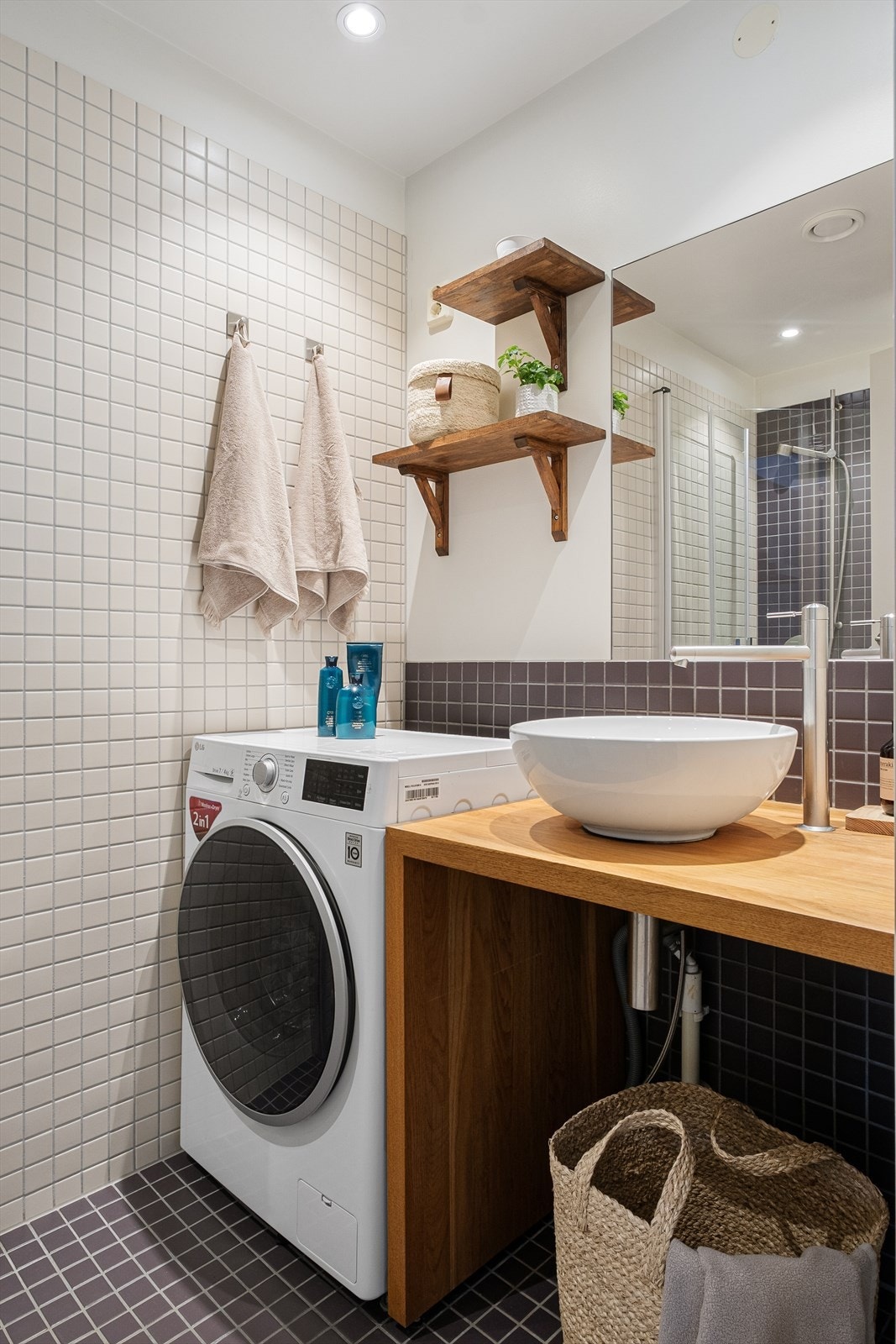 Det er plass til vaskemaskin på badet Galleribilde