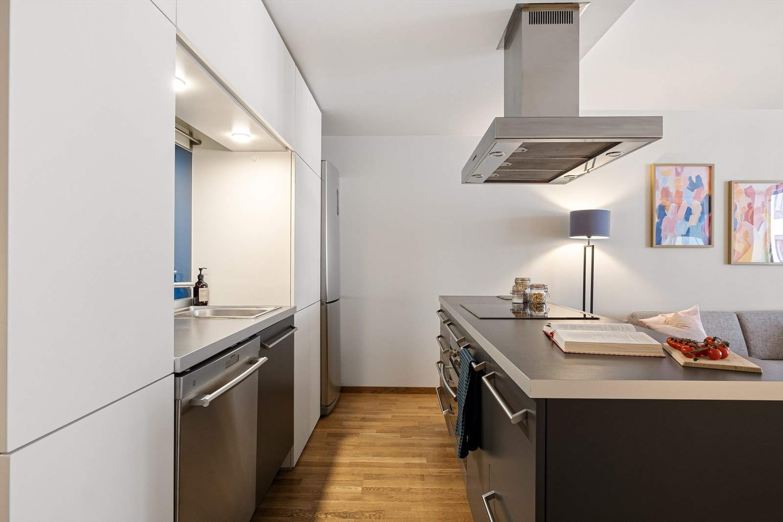 Hvitevarer på kjøkkenet medfølger handelen Galleribilde