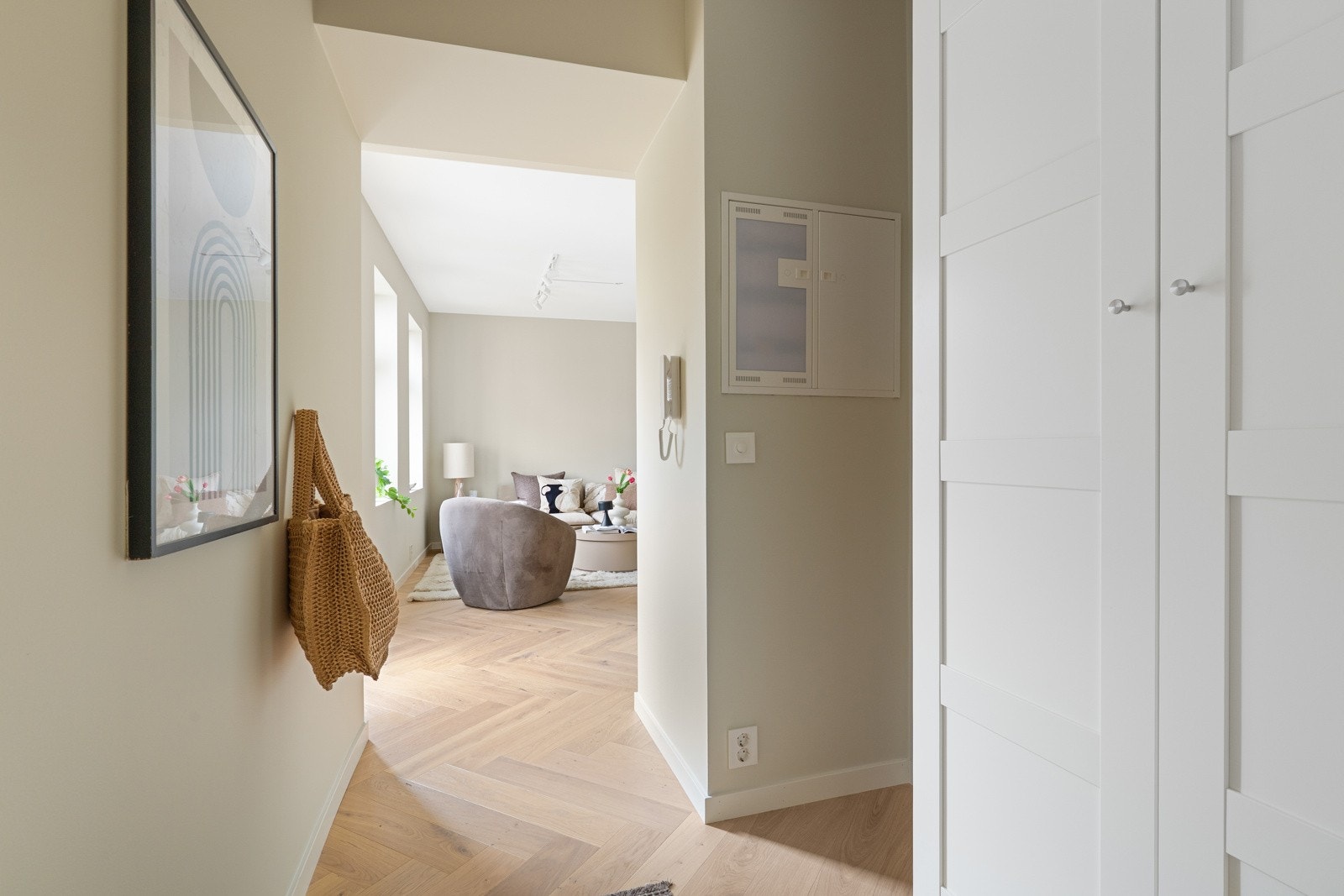 - Entré med garderobeskap og plass til oppbevaring - Galleribilde
