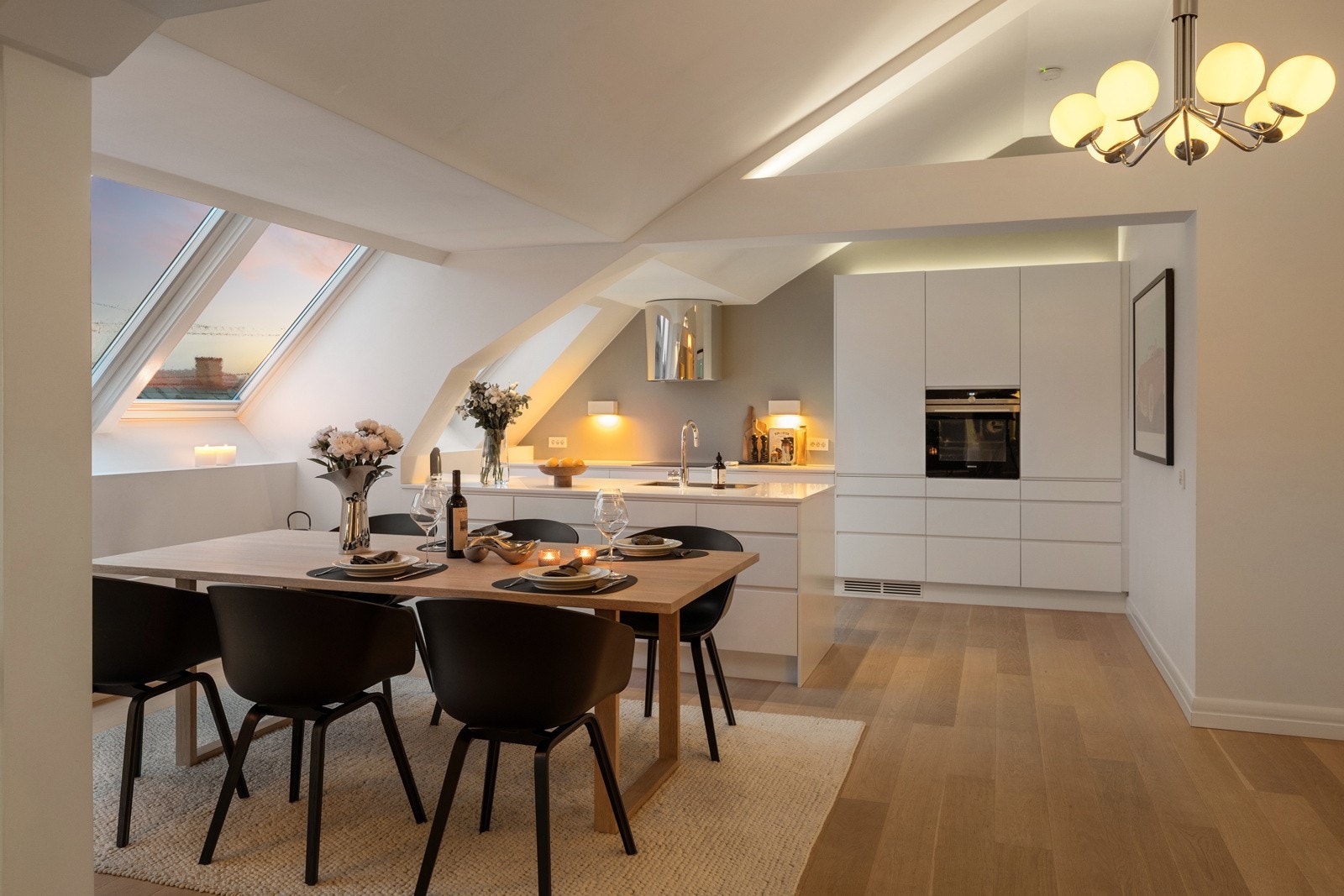 Alle takvinduene har transparente VELUX plisségardiner, i tillegg til utvendig solskjerming Galleribilde