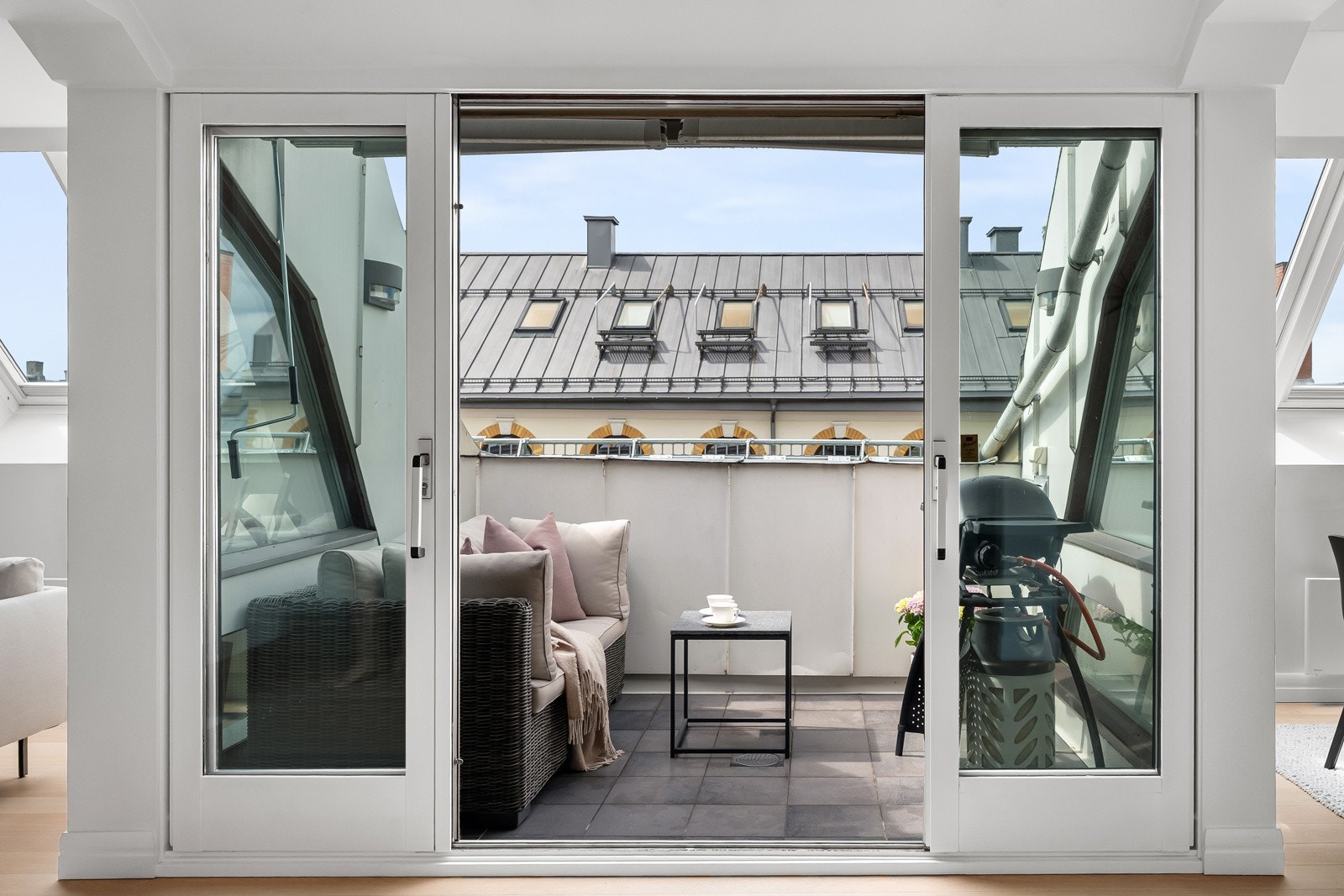 Utgang til solrik terrasse på ca. 5 kvm Galleribilde