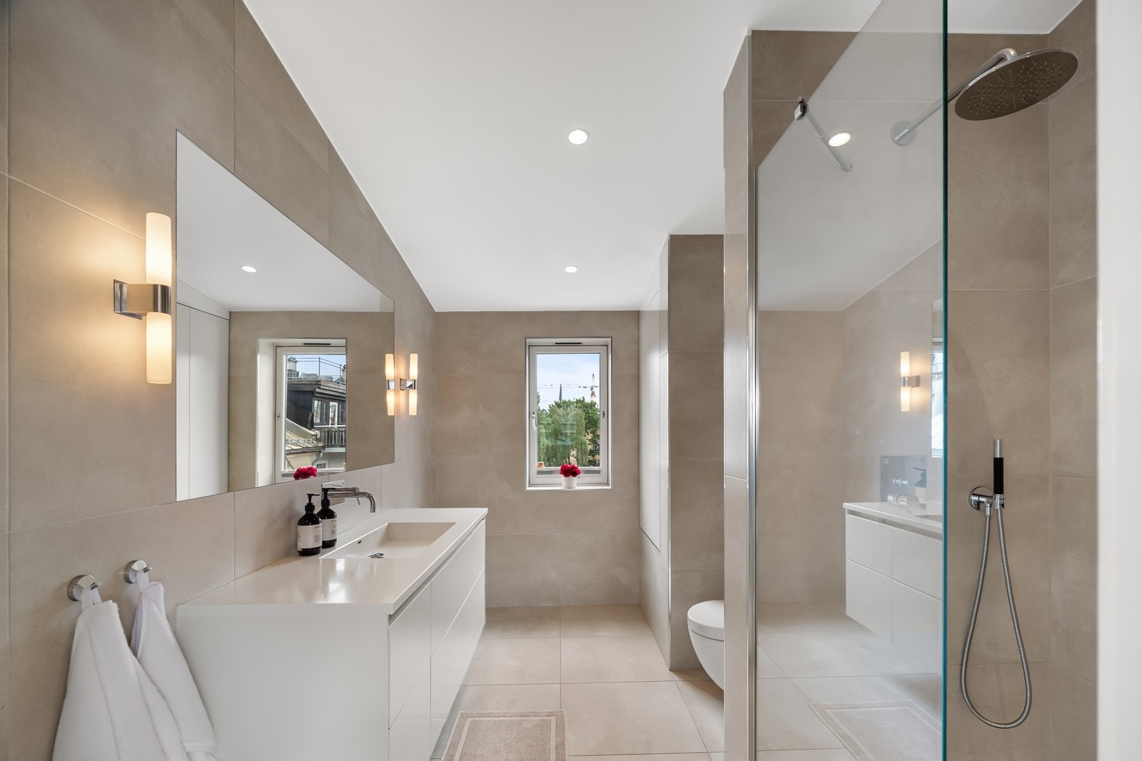 Delikat, flislagt baderom fra 2016 Galleribilde