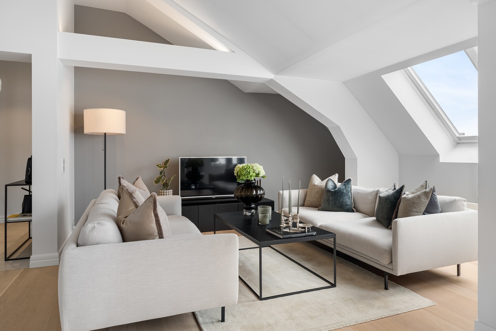 Romslig stue med plass til sittegrupper, stuebord og multimedia Galleribilde