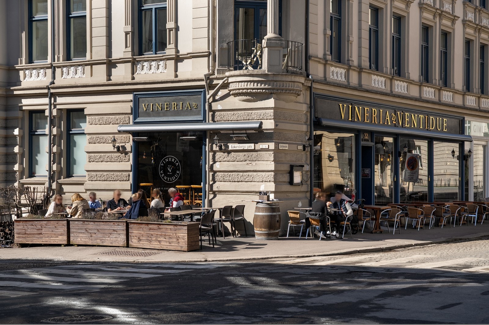 Nabolaget er fullspekket med kaféer og spisesteder. Hyggelige Vineria Ventidue rett over veien Galleribilde
