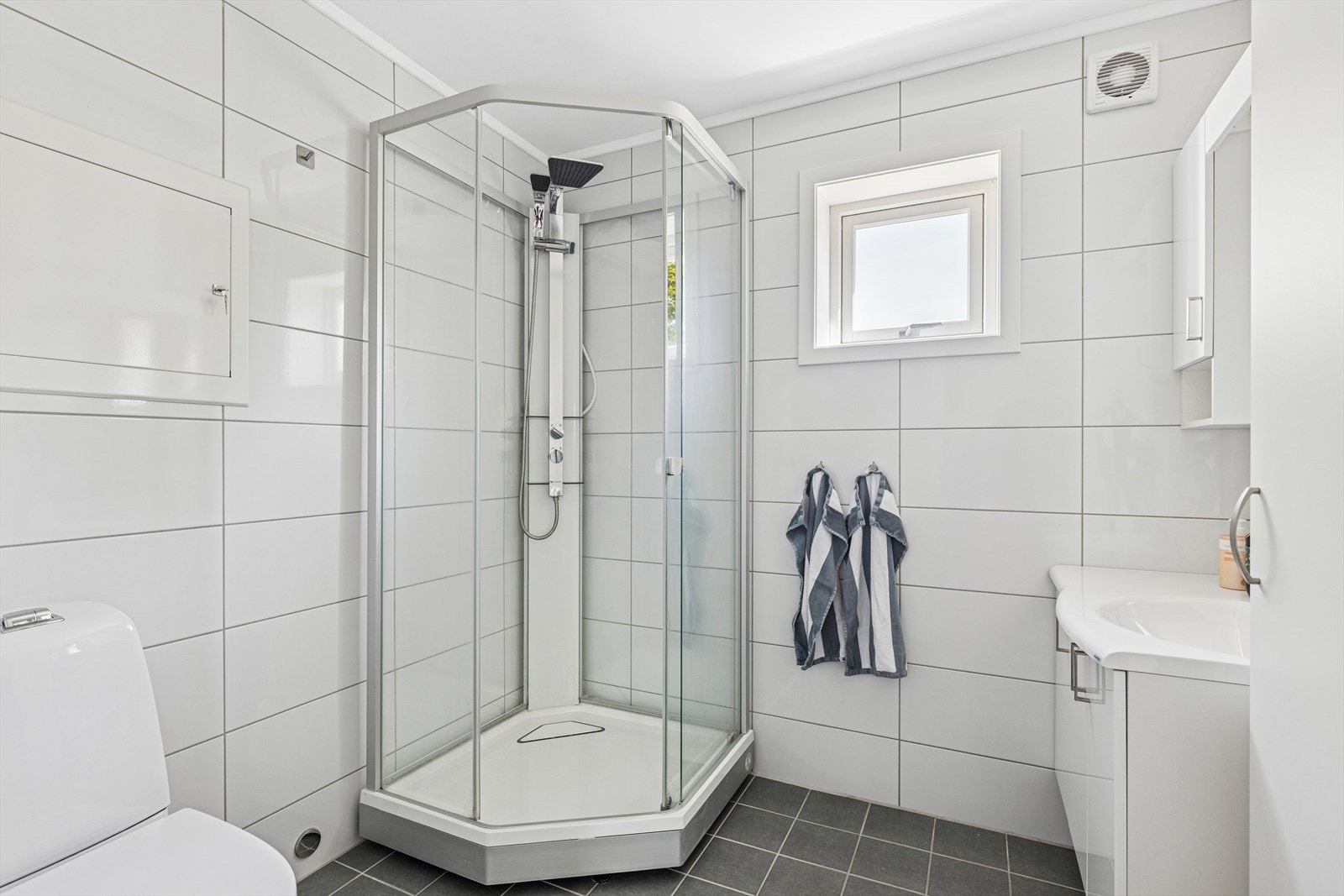 Dusjkabinett på hoveddel. Galleribilde