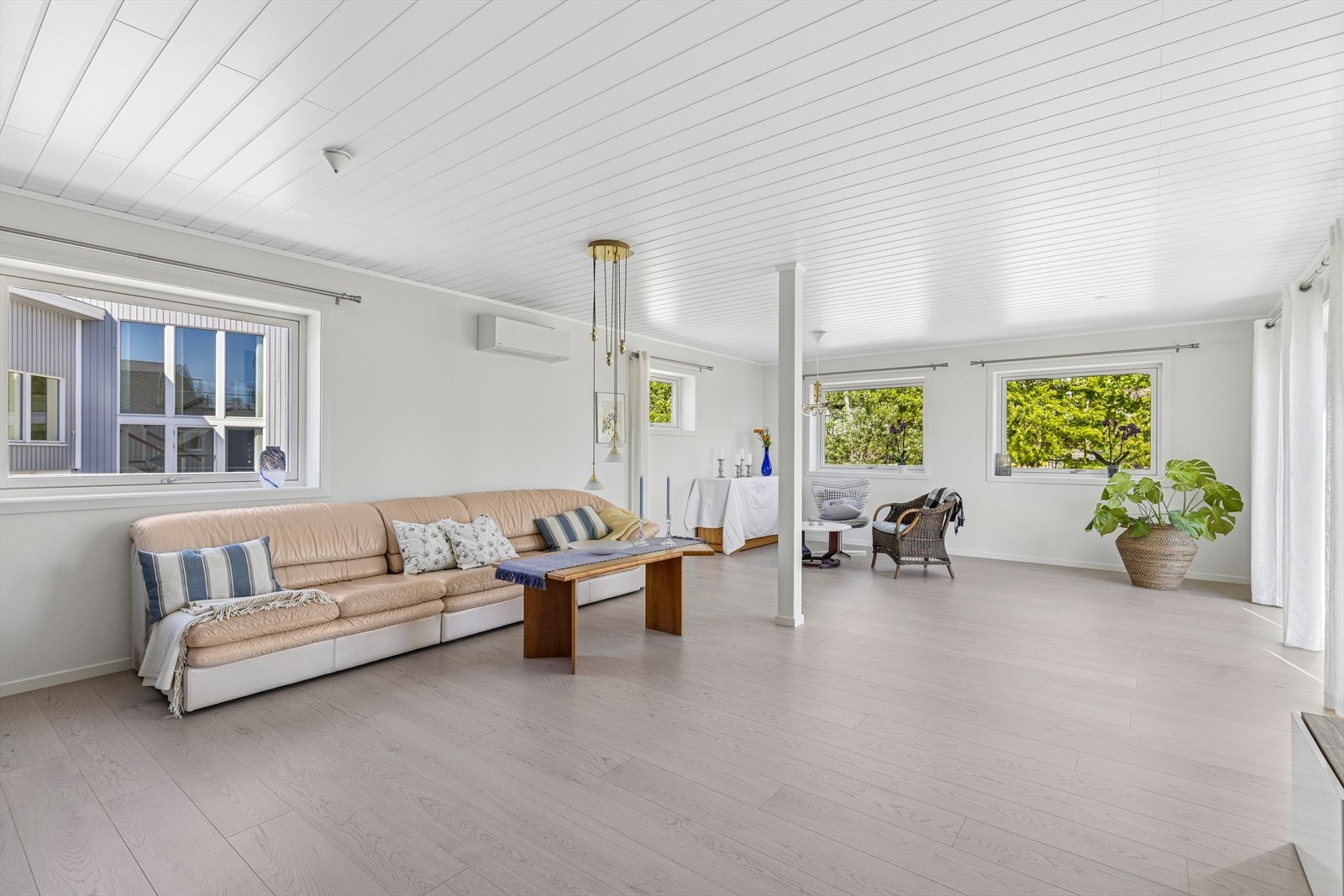 Romslig stue med flere møbleringsmuligheter. Galleribilde