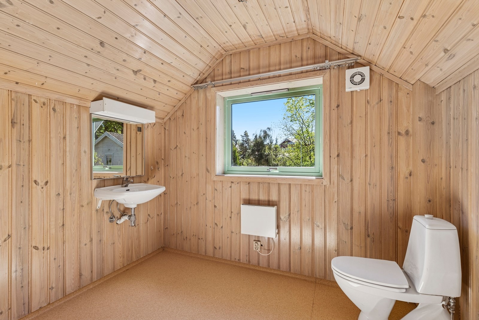 Bad i hems over garasje. Galleribilde