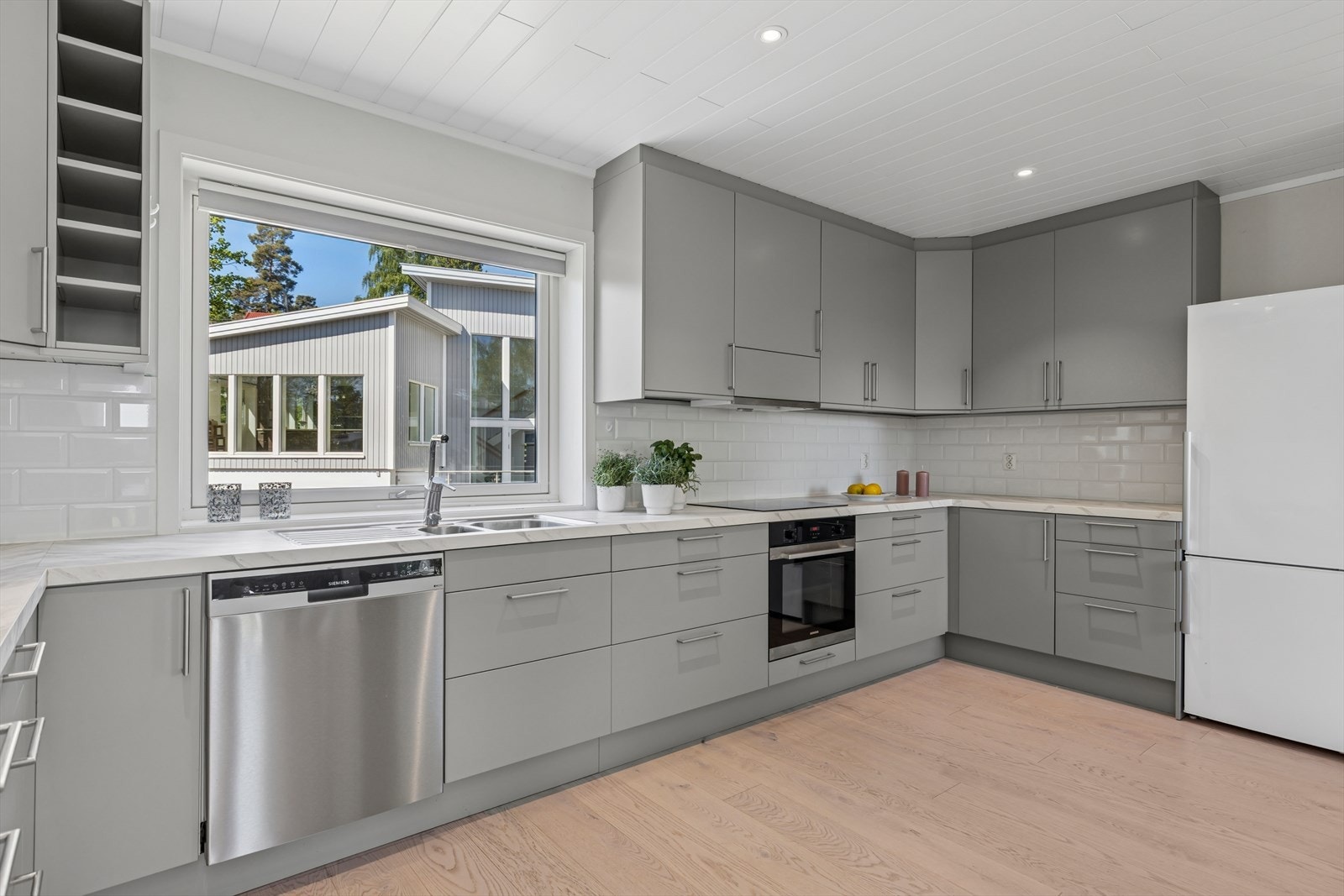 Nytt og moderne kjøkken med godt med skap- og skuffeplass. Galleribilde