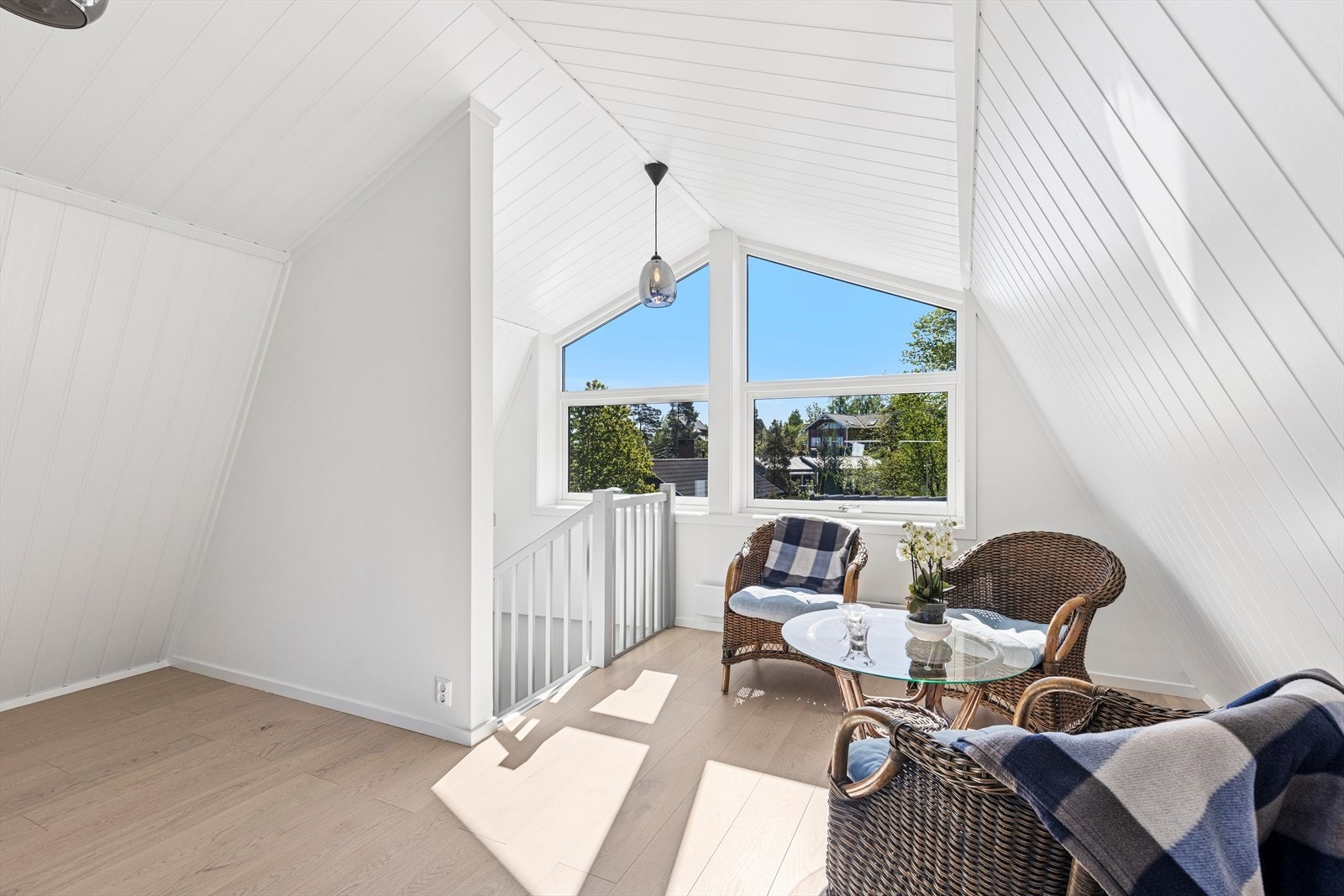 Romslig takhøyde/lysinnslipp i overetasjen. Galleribilde