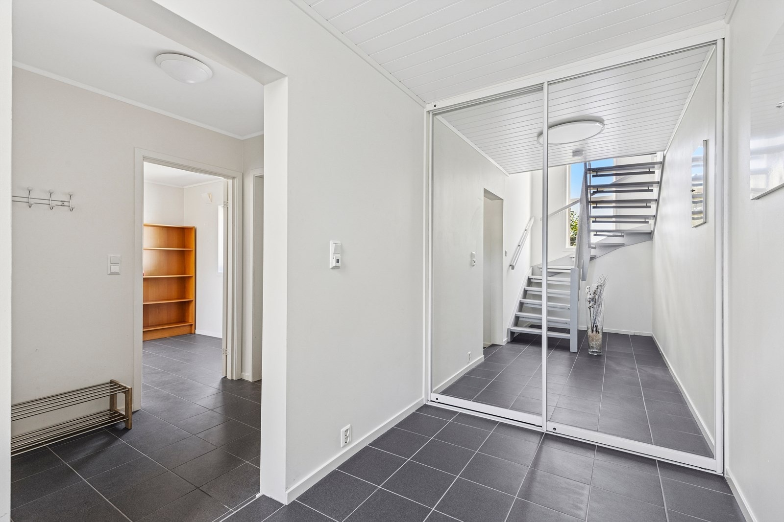 Godt med oppbevaringsplass i skyvedørsgarderobe i entré. Galleribilde