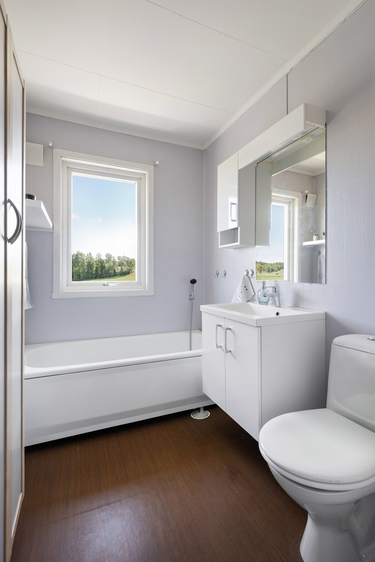 Badet i 1.etasjen er lyst og har vindu som gir godt med naturlig lys og mulighet for lufting. Inneholder toalett, servant med oppbevaringsplass, speil og badekar. Galleribilde
