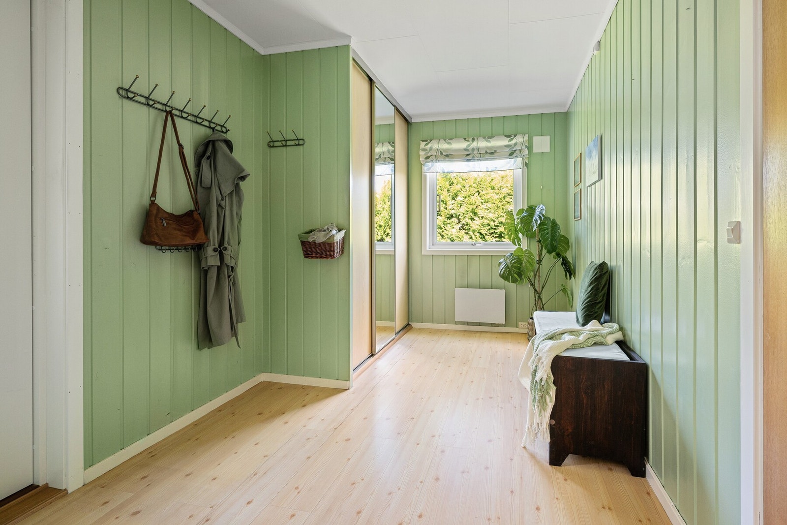 Entréen i hovedetasjen er lys og innbydende, med god plass til oppbevaring og praktiske løsninger som gjør det enkelt å holde orden i hverdagen. Galleribilde