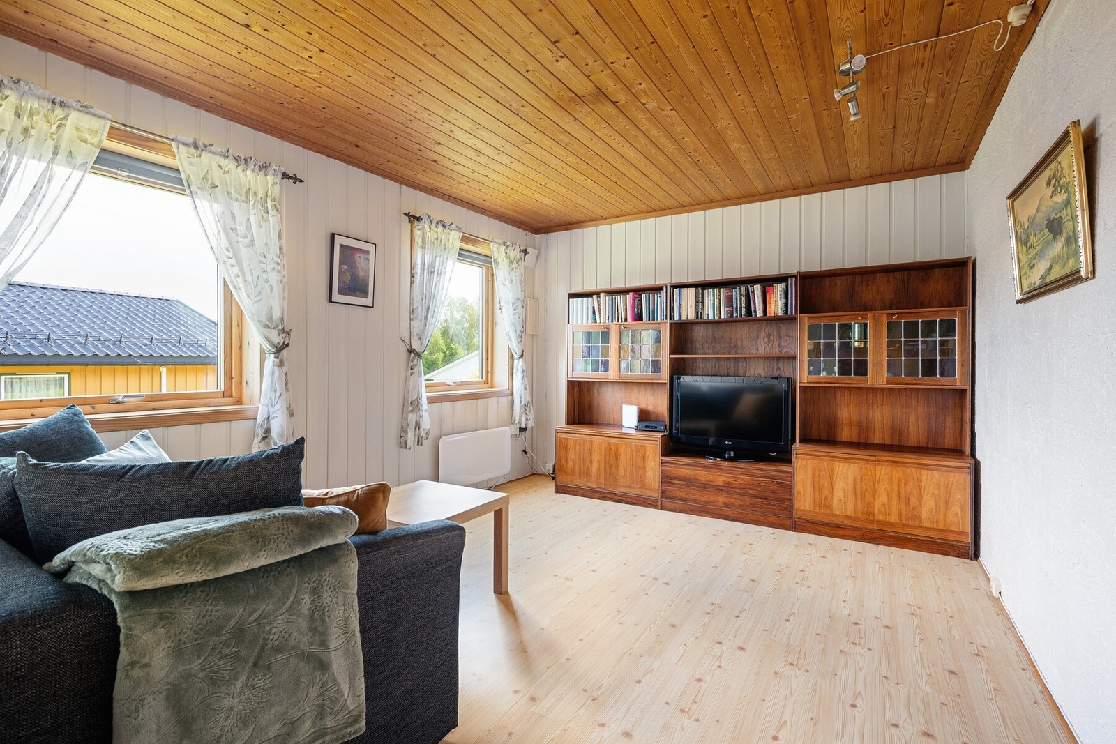 Store vinduer gir godt med dagslys, og rommet egner seg godt som ungdomsstue, hjemmekino eller gjesterom ved behov. Galleribilde