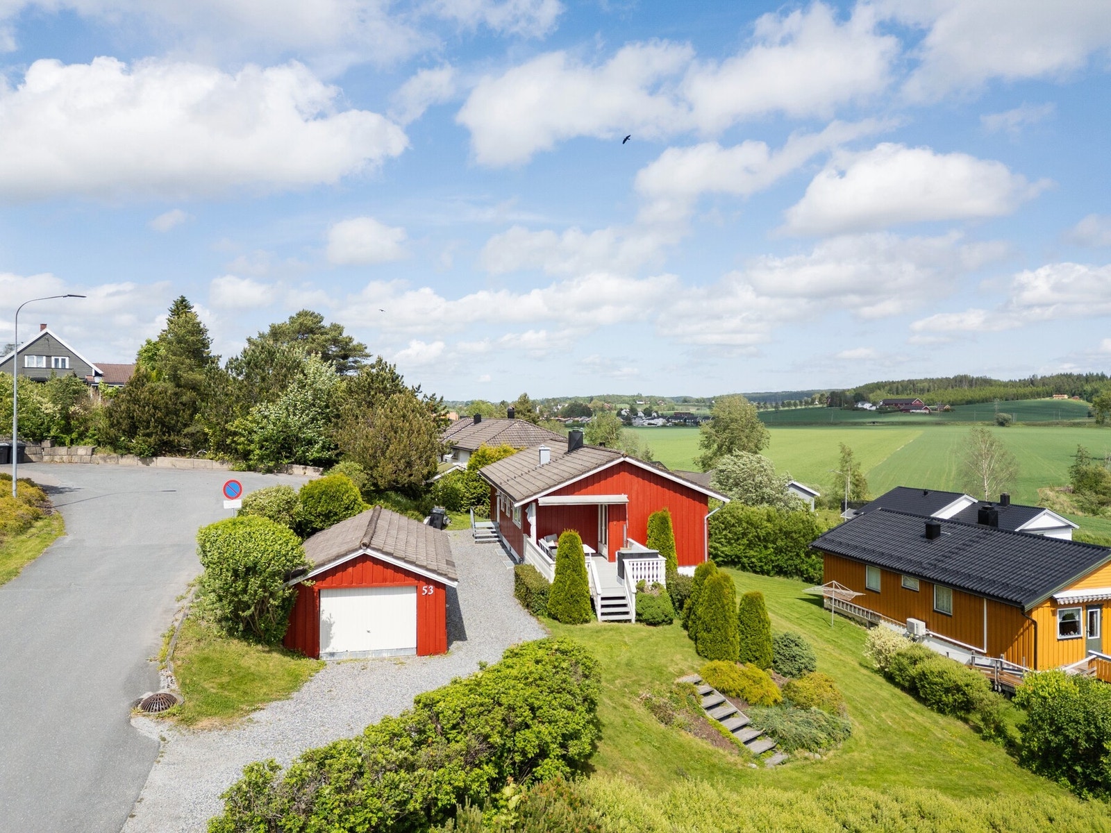 Kråkstad er et tettsted i Nordre Follo kommune, ca. 6 km fra Ski sentrum med skog og jordbruksområder rundt, og det flotte kulturlandskapet gir deg den landlige følelsen. Galleribilde