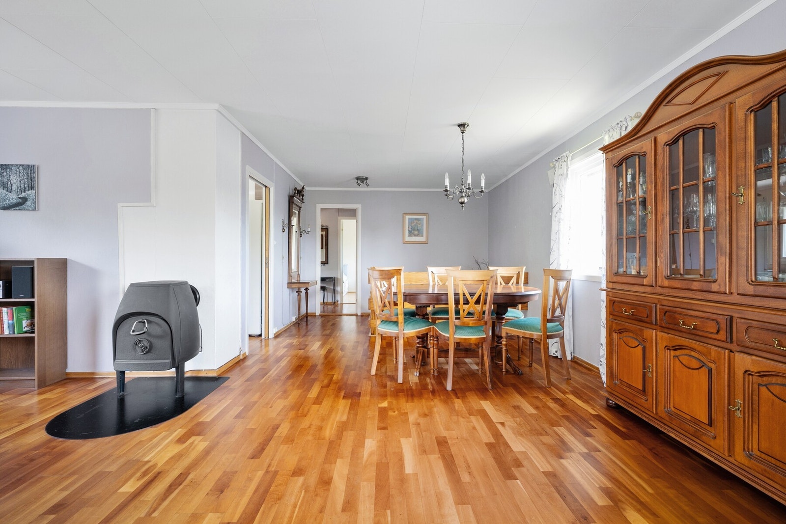 Spisestuen har god plass til langbord og har store vinduer og lysinnslipp som gir en trivelig ramme rundt både hverdag og fest. Galleribilde