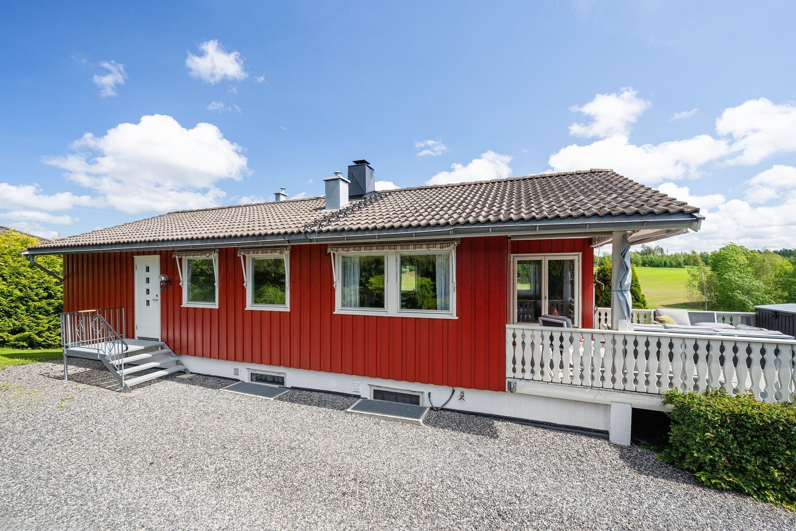 Boligen har en klassisk fasade, solrik beliggenhet og hyggelig uteområde med veranda og hage. Galleribilde