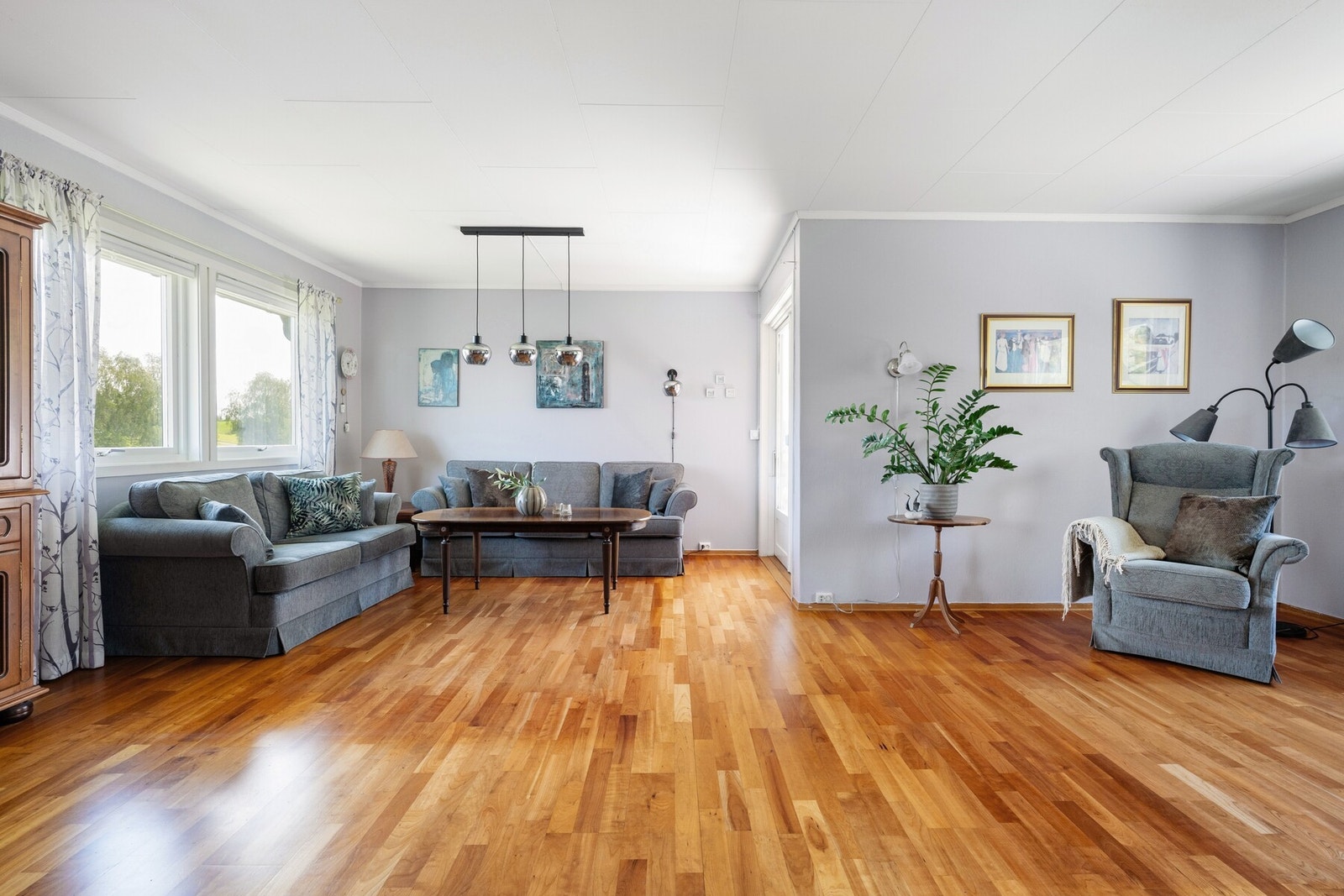 Stuen er lys og romslig, og fungerer som hjemmets naturlige samlingspunkt. Store vindusflater slipper inn rikelig med dagslys og skaper en luftig og åpen romfølelse. Galleribilde