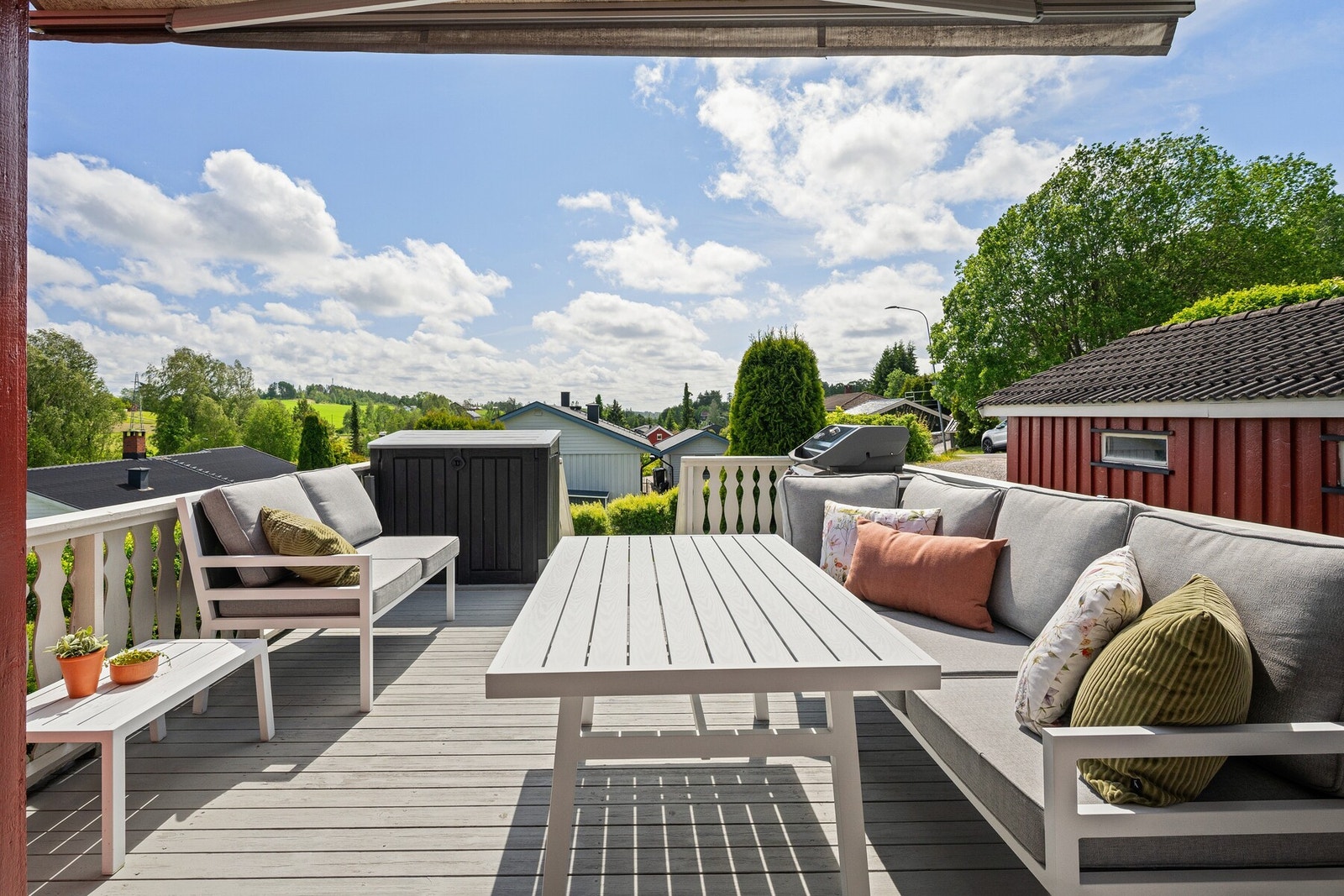 Her får du en solrik og romslig veranda med god plass til både sofagruppe, spisebord og grill. Galleribilde