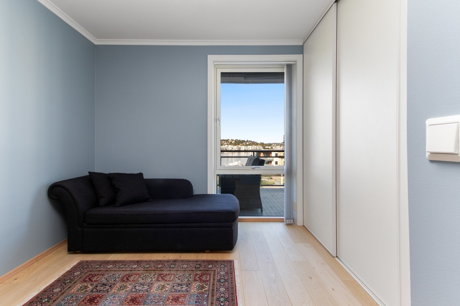 De to andre rommene har høye vinduer med sjøutsikt, malte veggflater, enstavs parkett med vannbåren gulvvarme og skyvedørsgarderober. Galleribilde