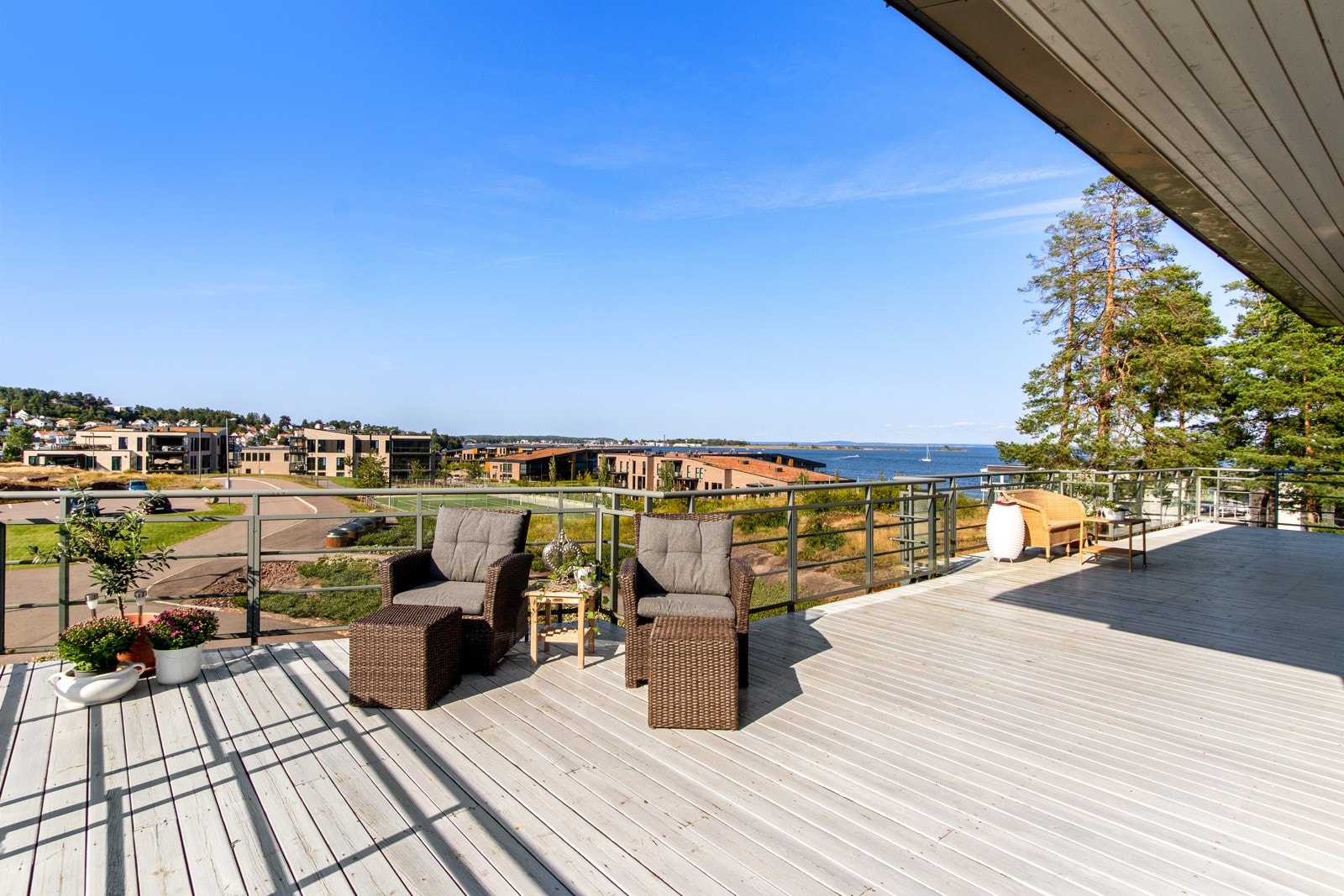 Terrassen strekker seg ut som en hestesko langs tre sider og har flere utganger fra både stue, entré og hoved soverom. Galleribilde