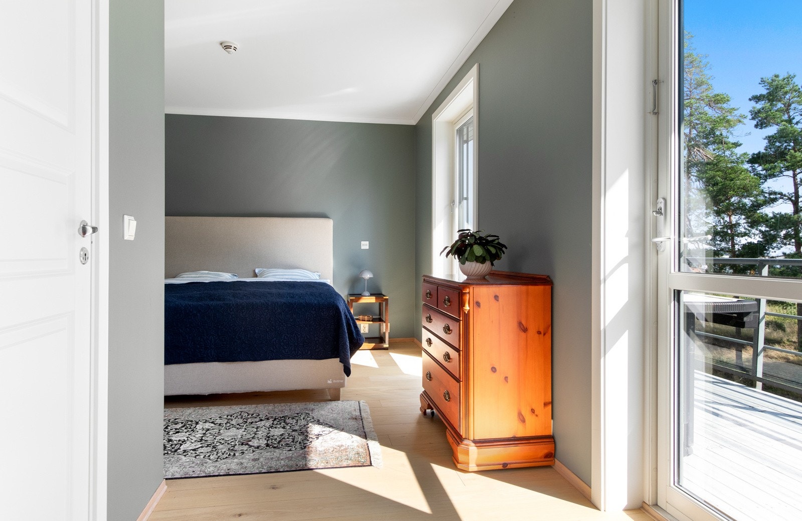 Leiligheten har tre gode soverom. Hovedsoverommet ligger i en egen avdeling med eget bad, walk-in closet samt har utgang til en østvendt balkong der morgensolen kan nytes. Galleribilde