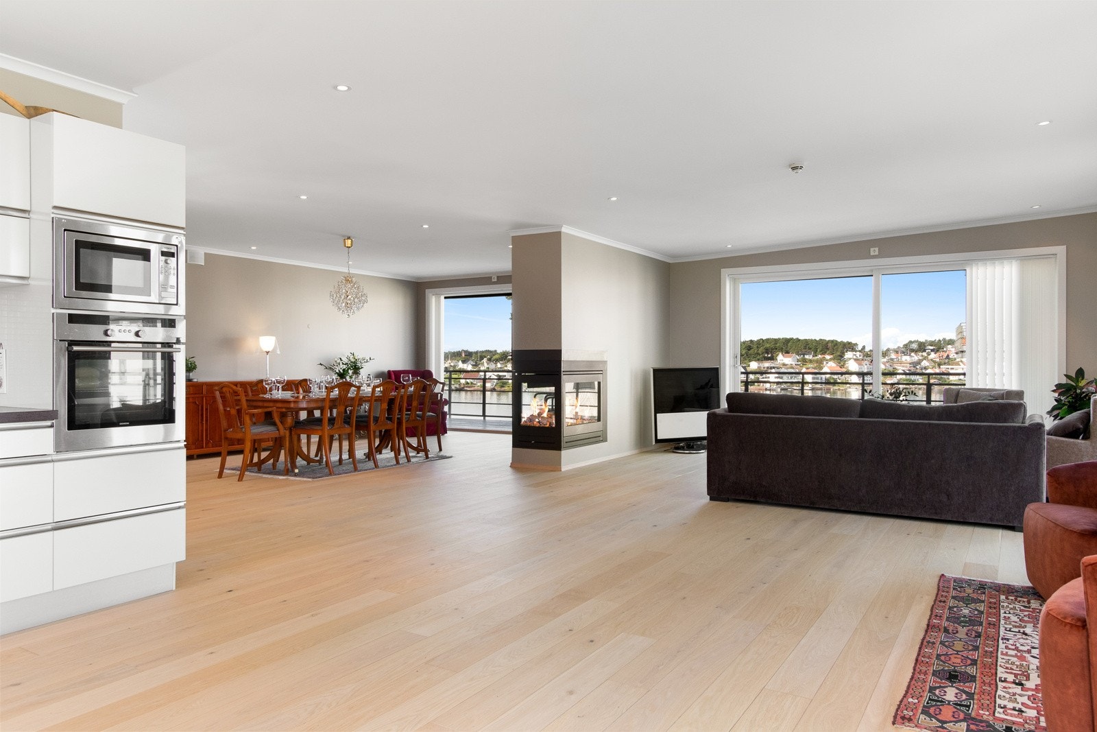 Stuen har sjøutsikt på alle kanter og en nydelig, naturlig lyssetting som endrer seg i takt med dagen utenfor. Galleribilde