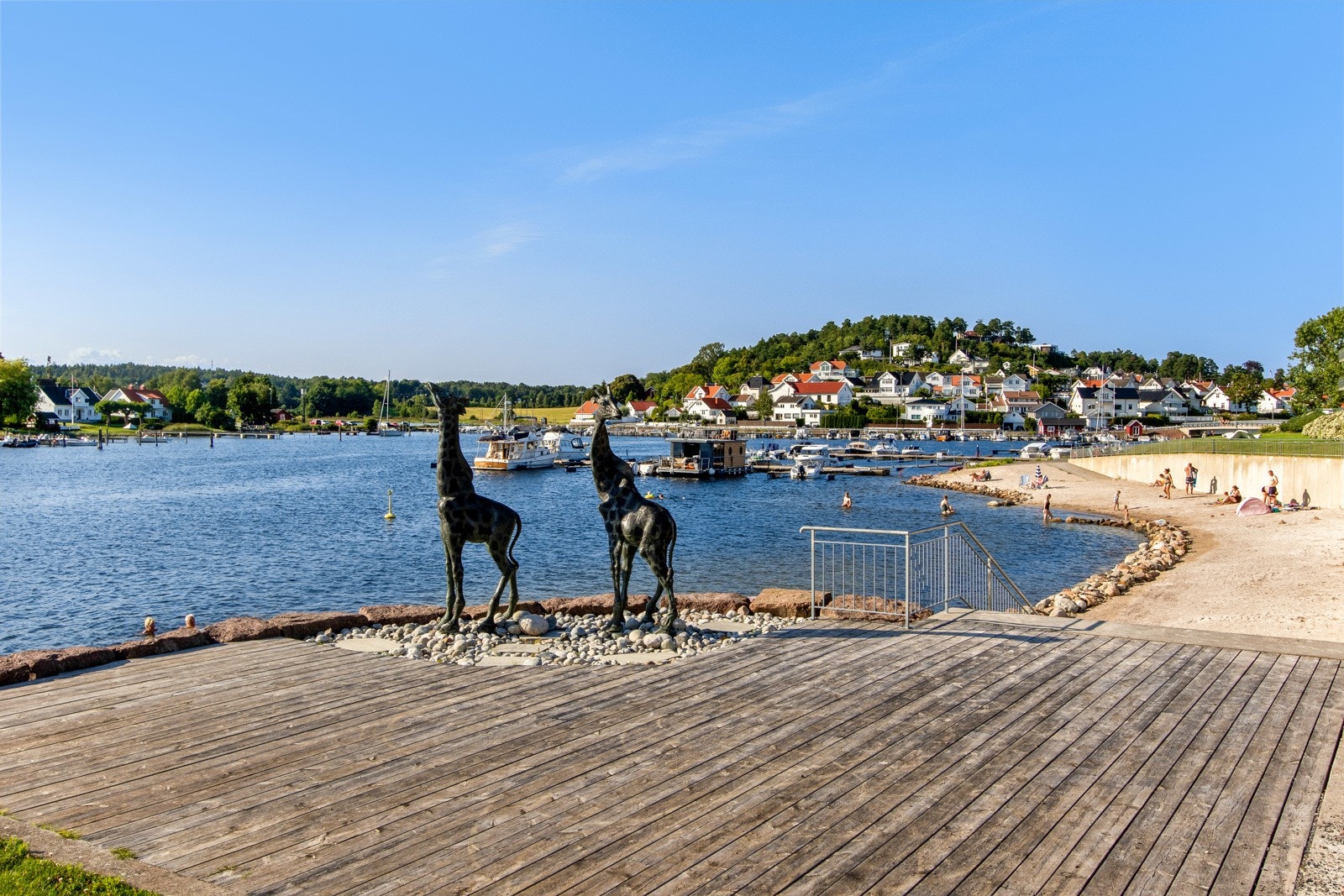 Stedet har for øvrig nydelig sandstrand, samt egen petanqueklubb og lesesirkler. Galleribilde