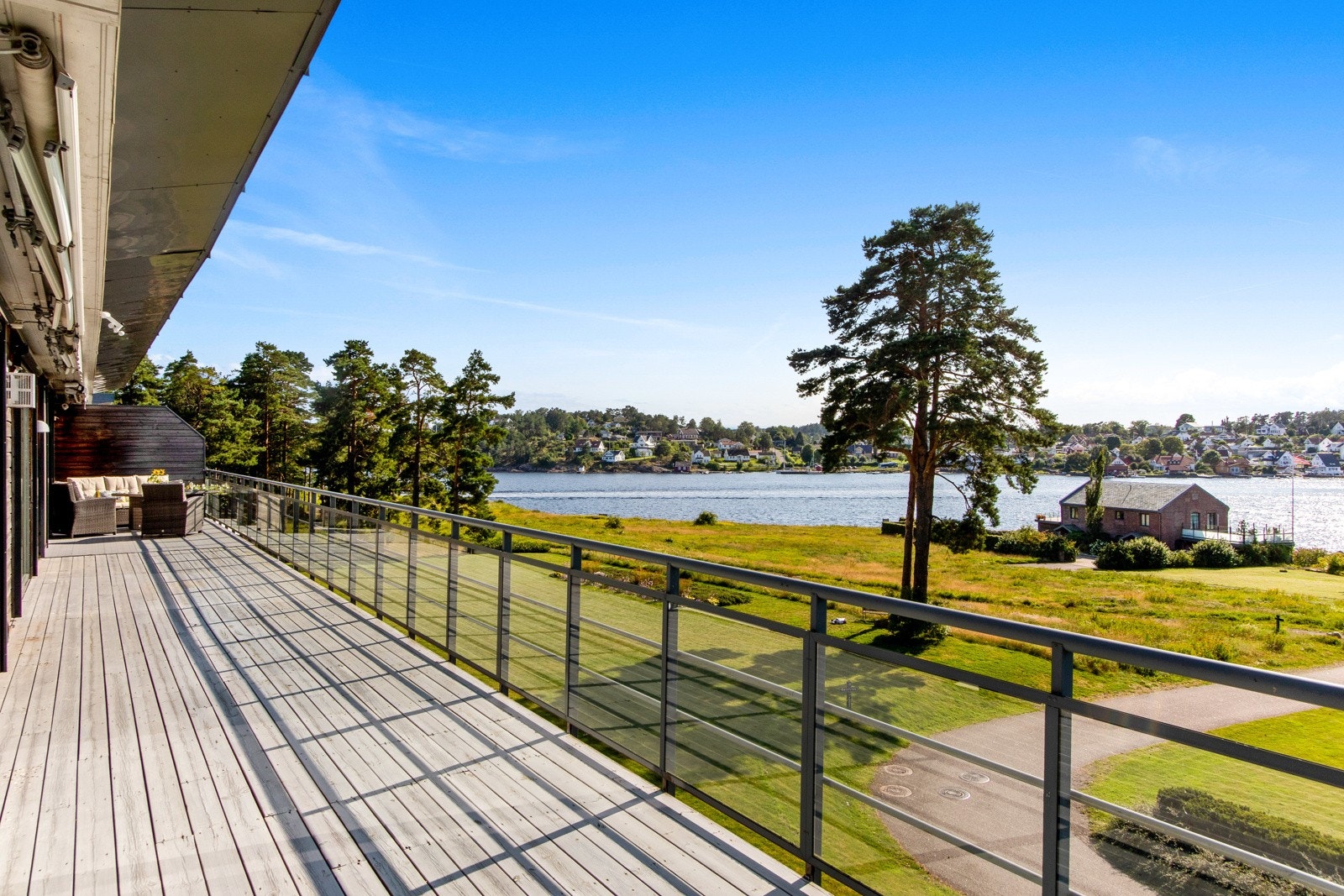 Her kan man nyte sjøens yrende båt- og bade liv helt til solen går ned. Galleribilde